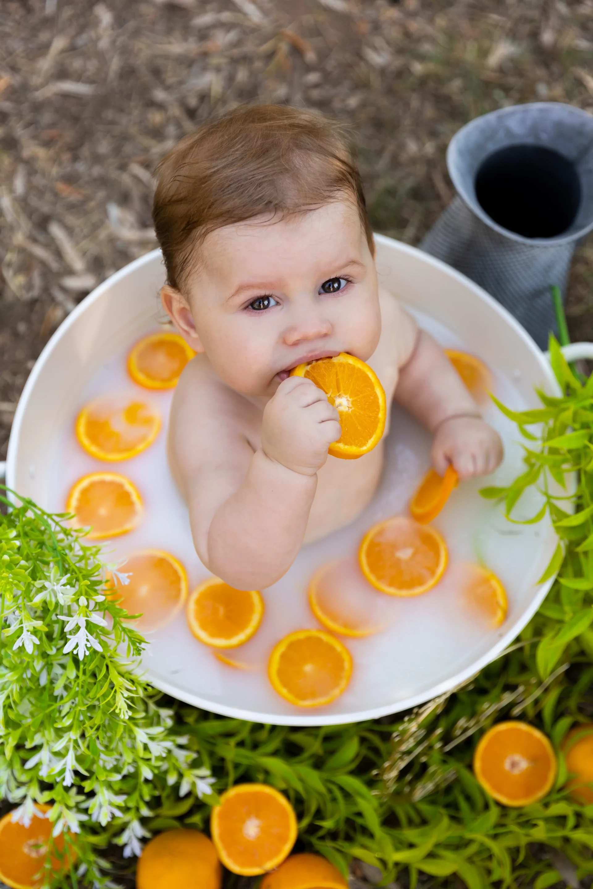photo bain de lait d'un petit garçon mangeant une orange