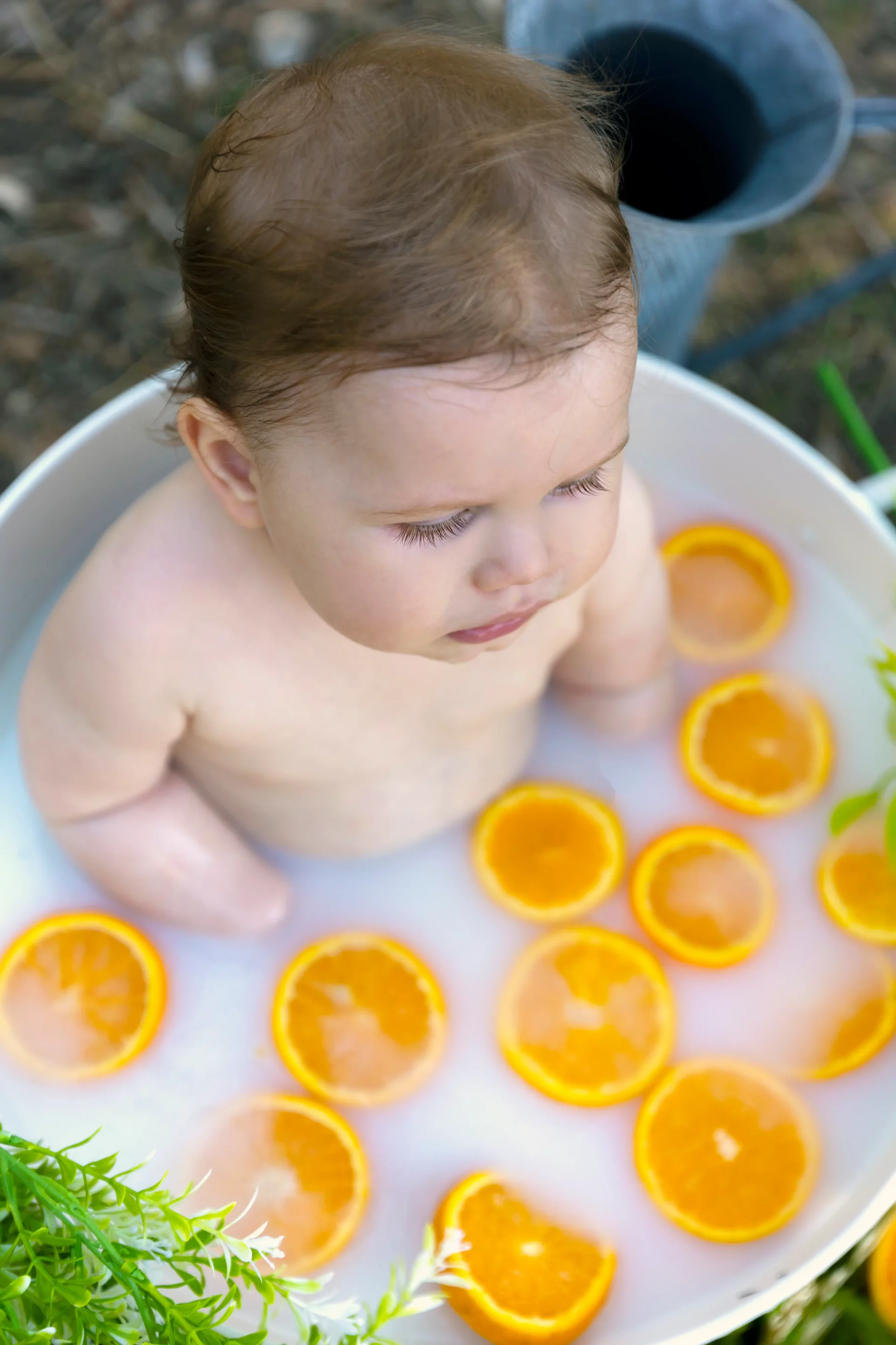 photographe-bain-de-lait-studio-nice photo bain de lait d'une petit garçon entouré d'oranges