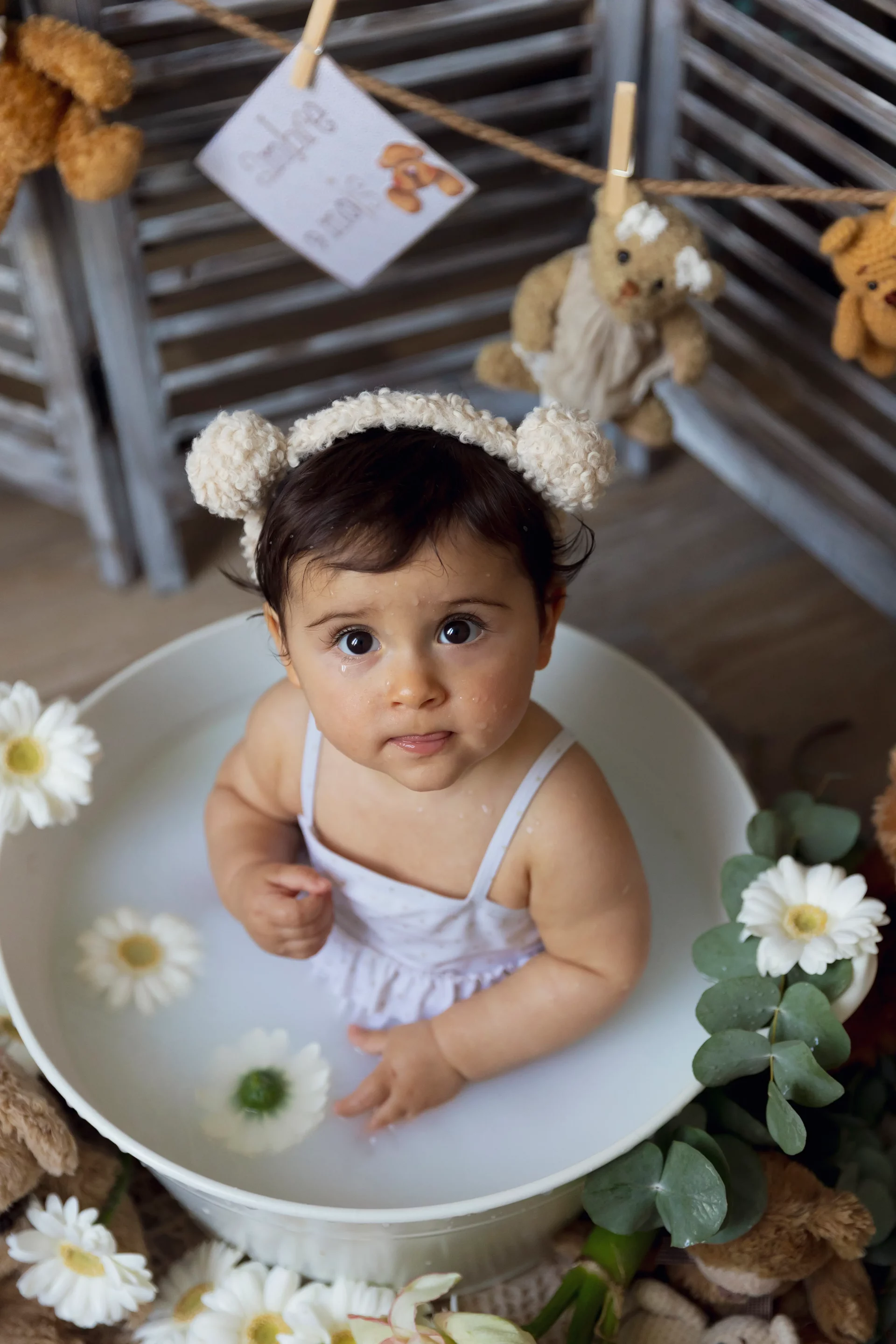 photo de bain de lait d'une petite fille regardant l'objectif
