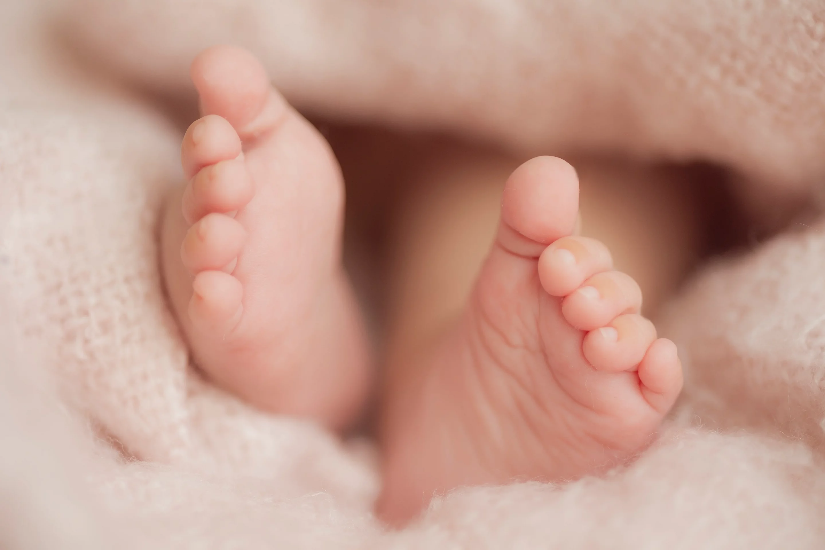 photo de naissance gros plan sur les pieds de bébé