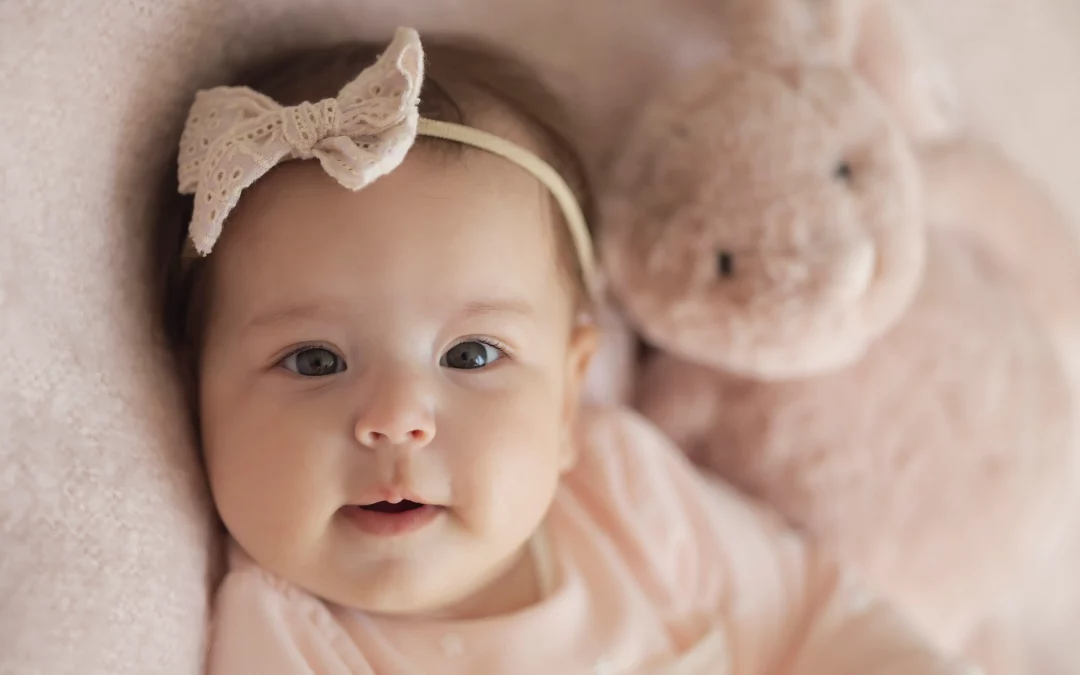 photo de naissance d'une petite fille avec un nœud sur la tête