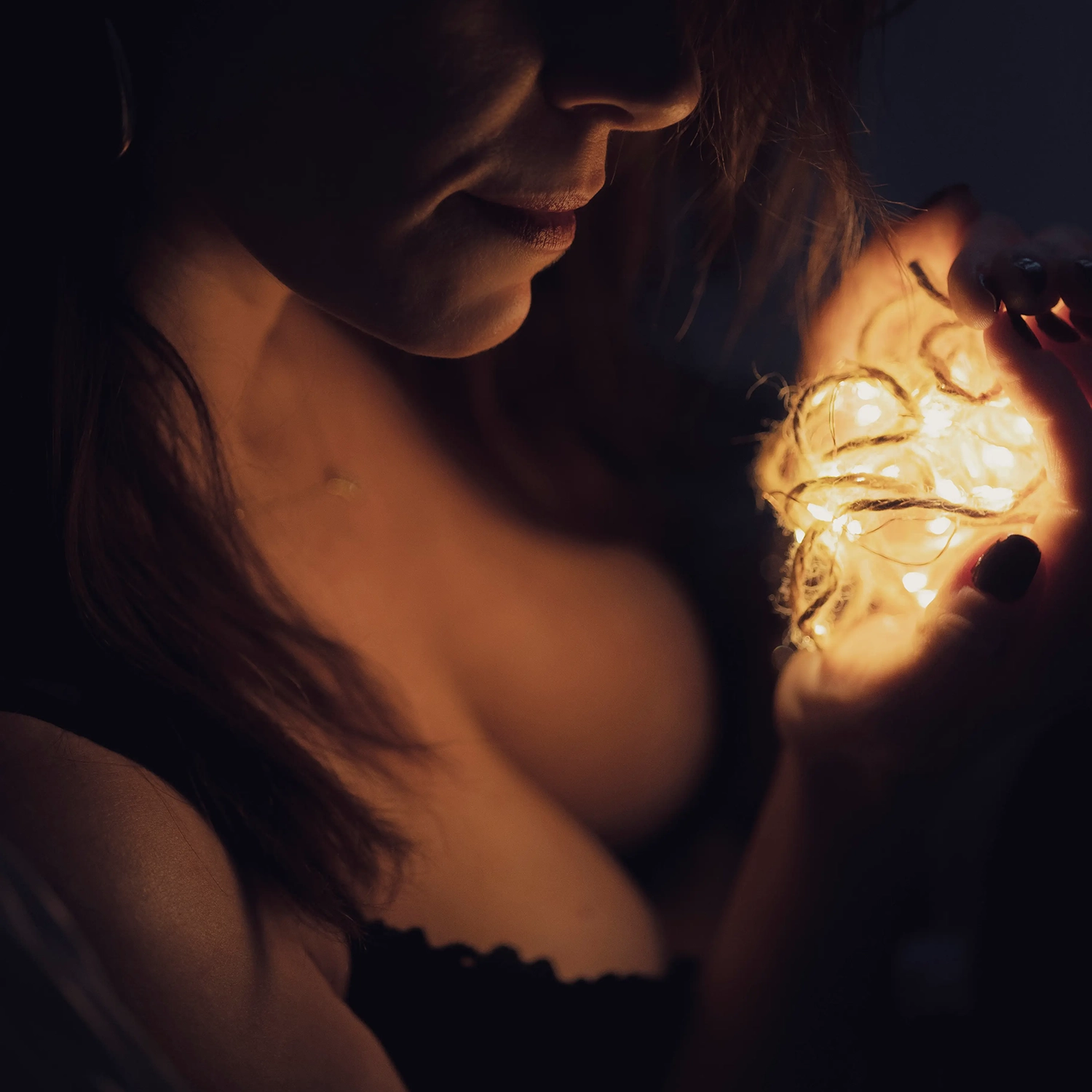 photo-boudoir-studio-nice-06.webpr photo boudoir, jeu d'ombre et lumière, gros plan sur la bouche d'une femme