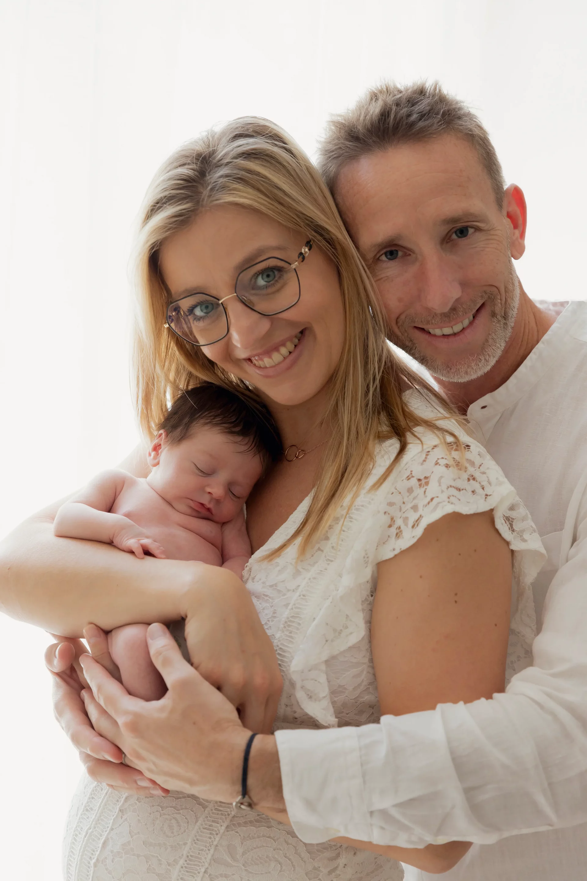 photo-naissance-bebe-nice photo de naissance d'un couple tenant son bébé dans leur bras