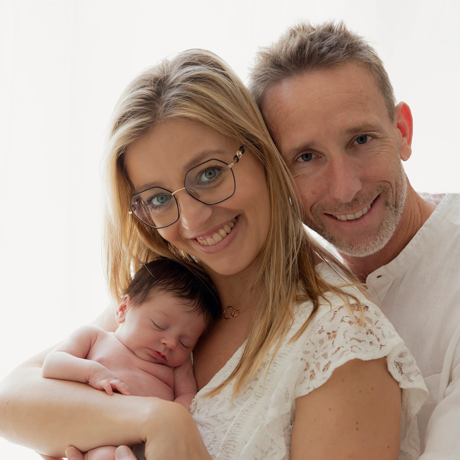 photo de naissance d'un couple portant leur bébé