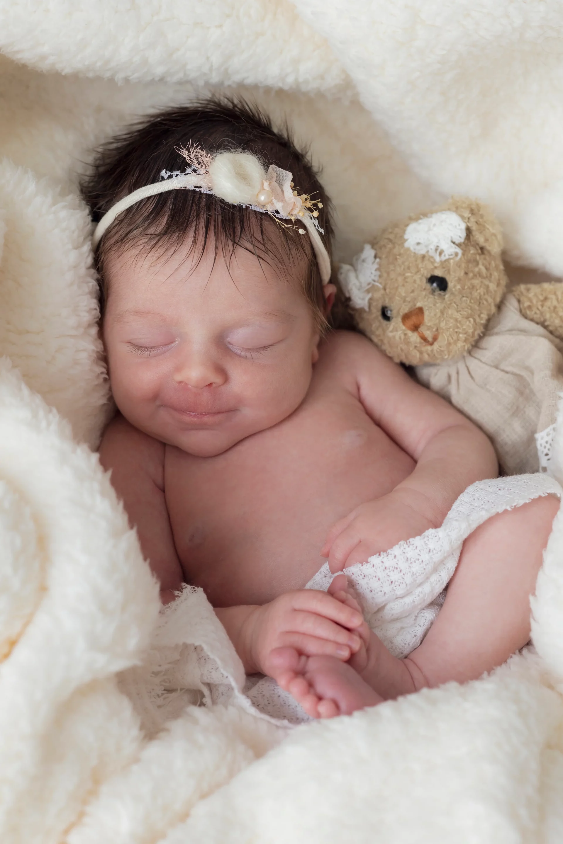 photo-naissance-studio-nice-paca photo de naissance d'un bébé souriant