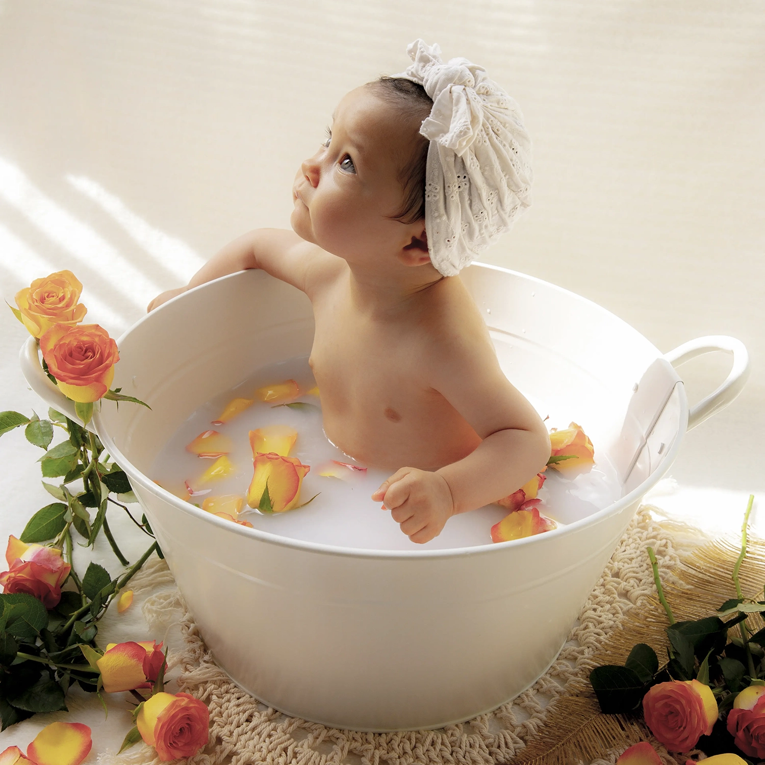photo bain de lait d'une petite fille entourée de fleurs oranges