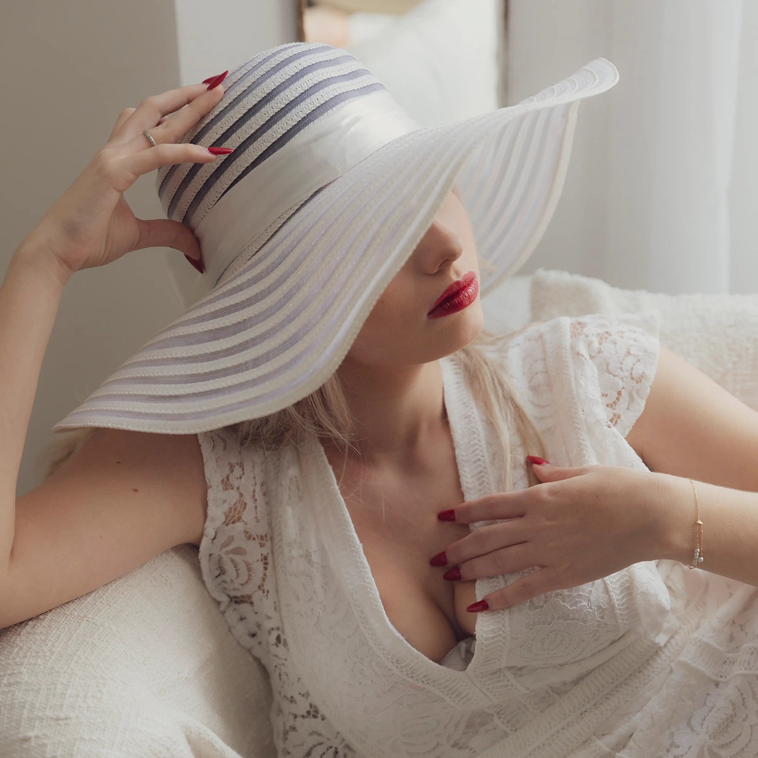 shooting-boudoir-studio-nice.webpr photo boudoir d'une femme au chapeau blanc
