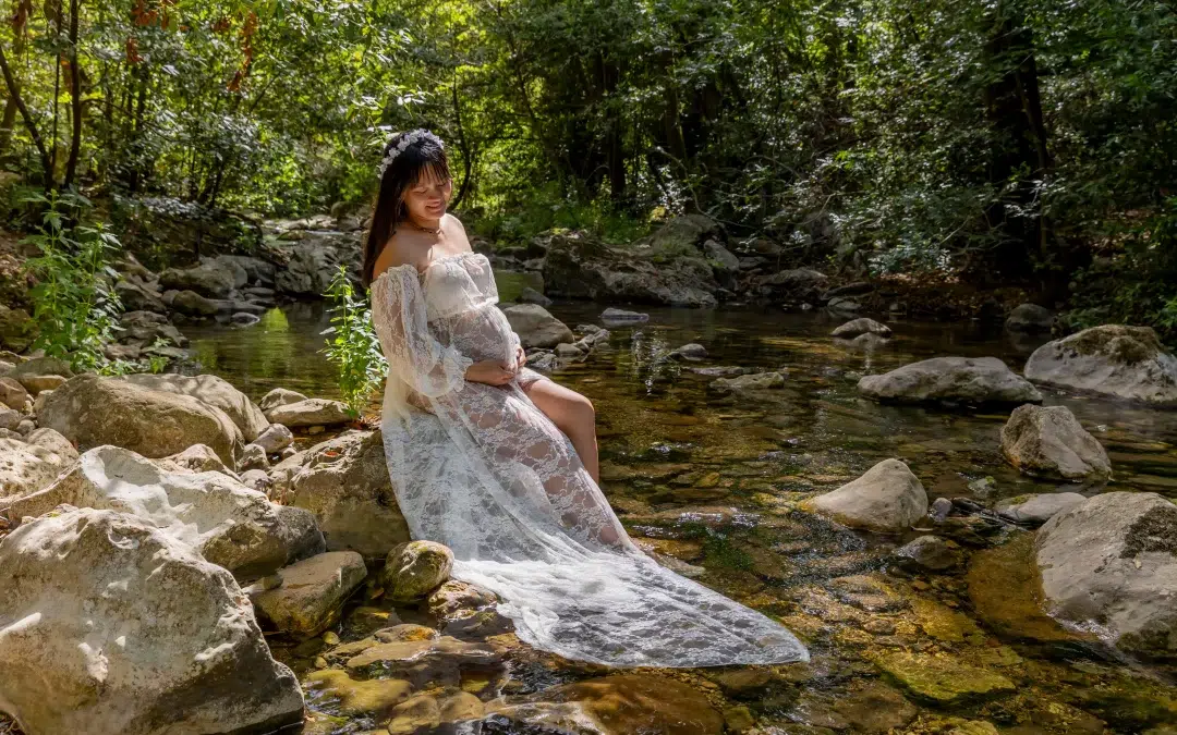 Séance photo grossesse en rivière dans les Alpes Maritimes