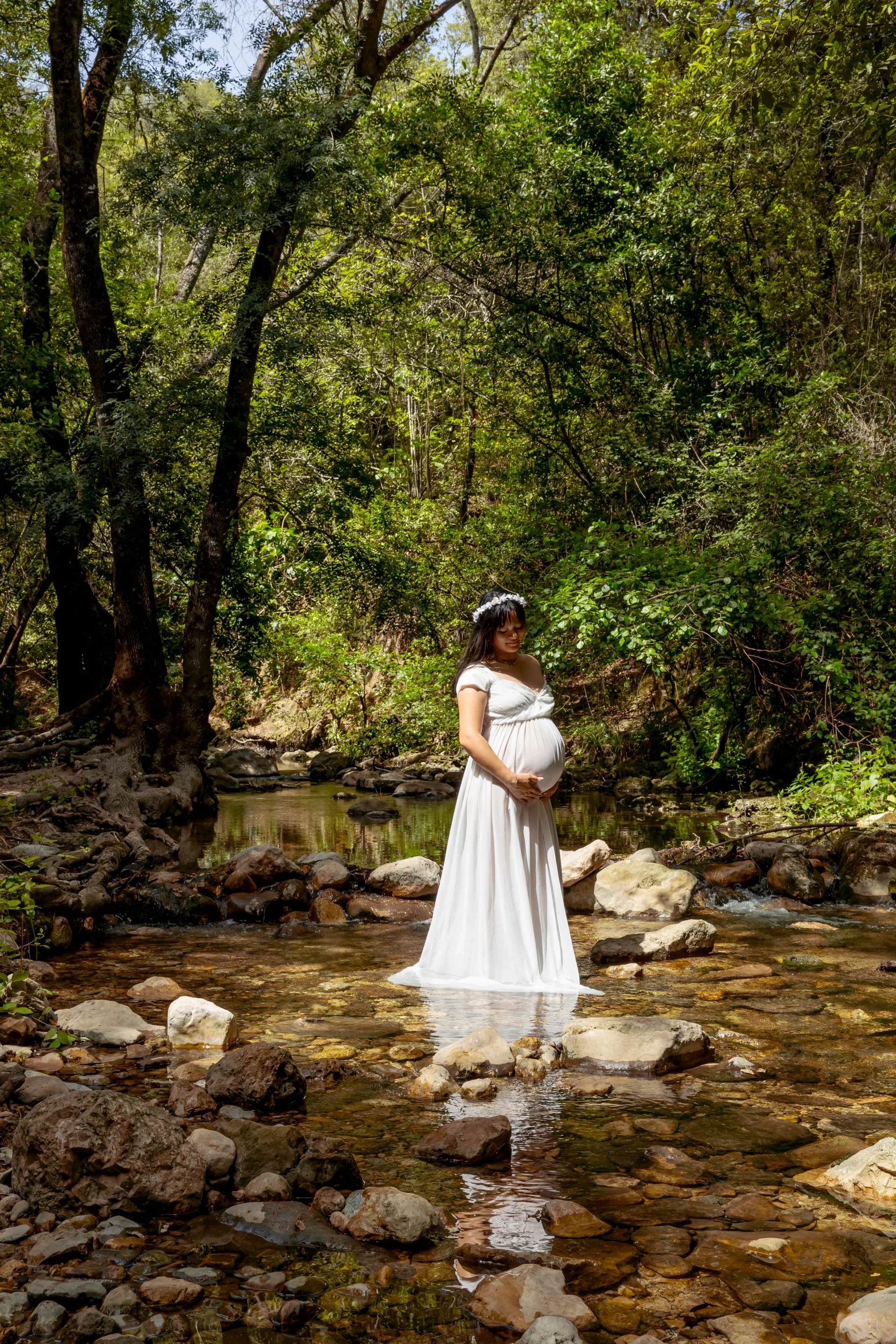 photo de grossesse d'une femme posant dans une rivière