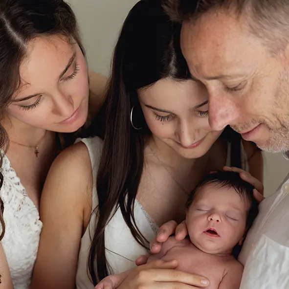 photographie-famille-nice.jpgc photo d'un papa, de ses 2 grandes filles et de son bébé qui dort sandra-alvoet-photographe