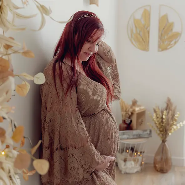 photo de grossesse d'une femme tenant son ventre dans un studio à Nice sandra-alvoet-photographe