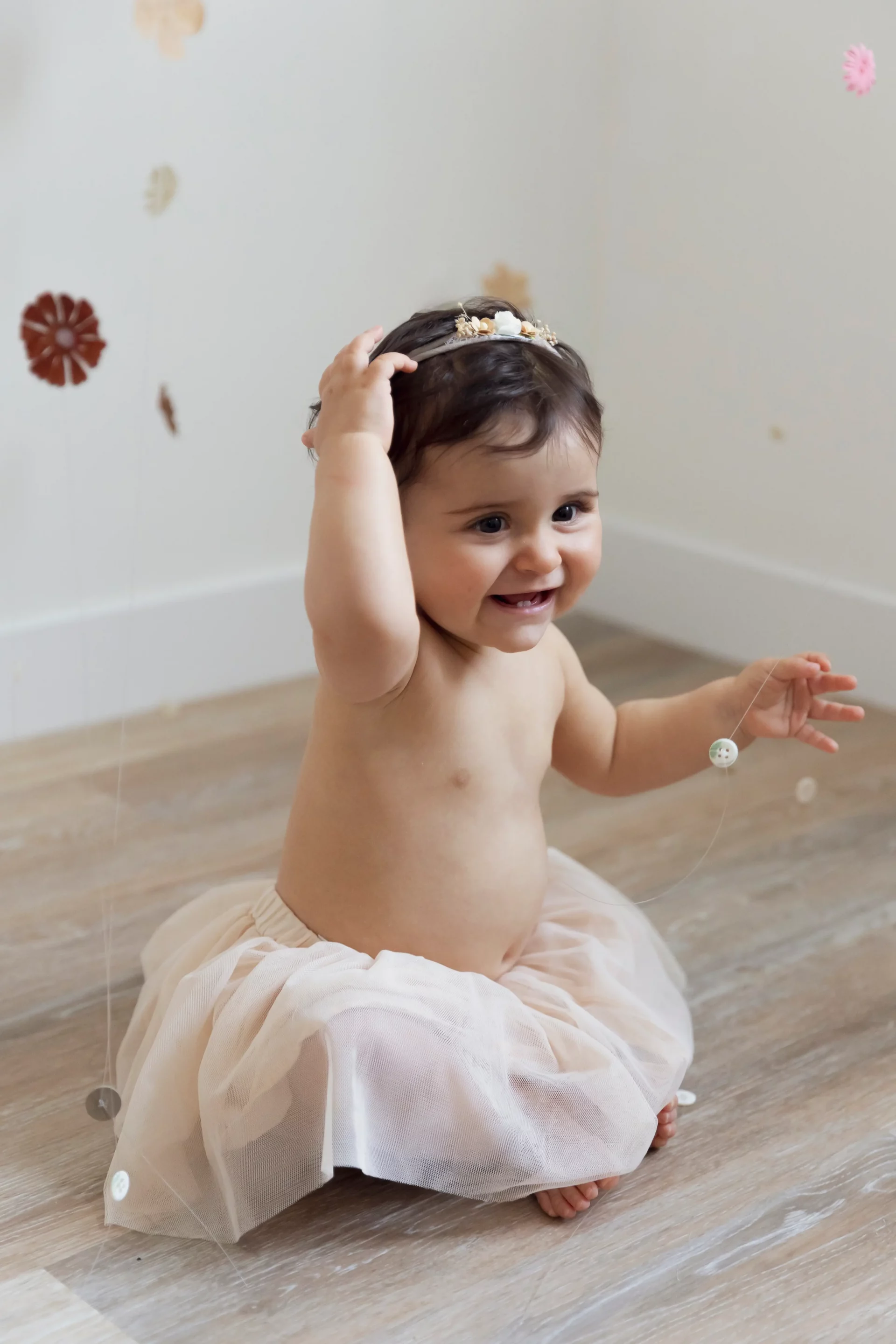 petite fille de 9 mois, habillée d'un tutu rose pâle et riant sandra-alvoet-photographe