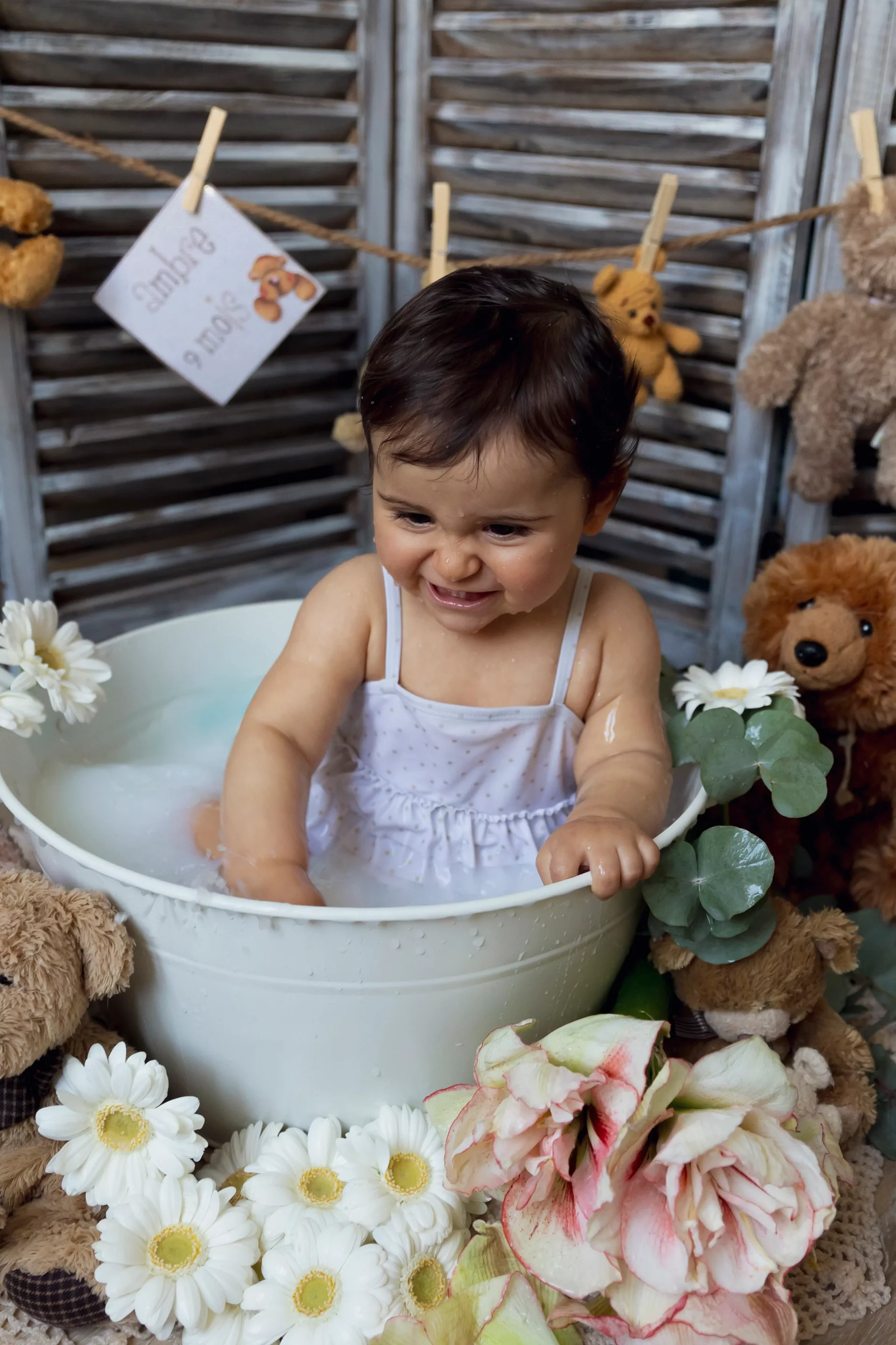 bain-de-lait-photographie-nice photo d'un bébé de 9 mois jouant de rigolant dans un bain de lait sandra-alvoet-photographe