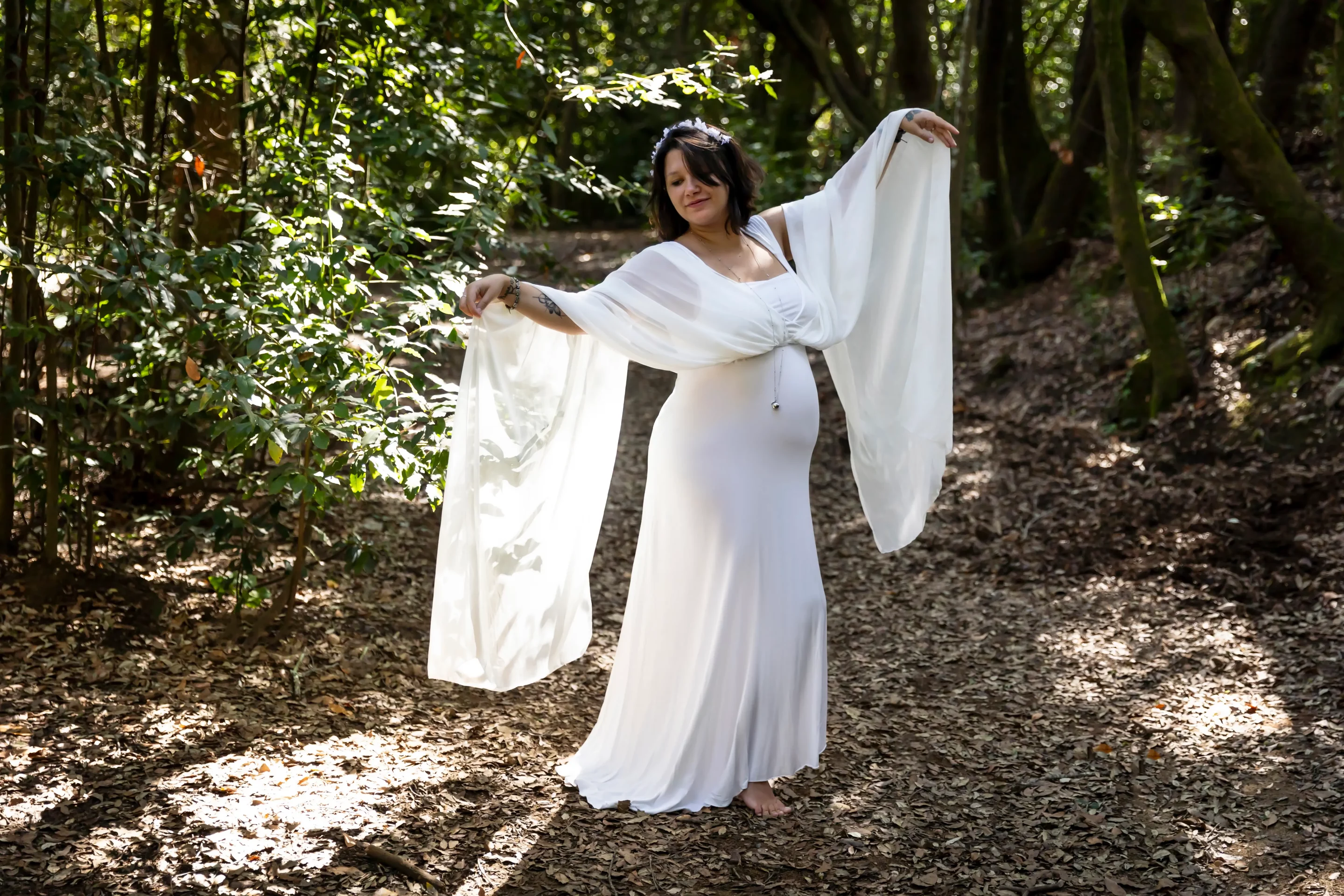 photo en largeur d'une femme enceinte dansant dans la forêt près d'Antibes sandra-alvoet-photographe
