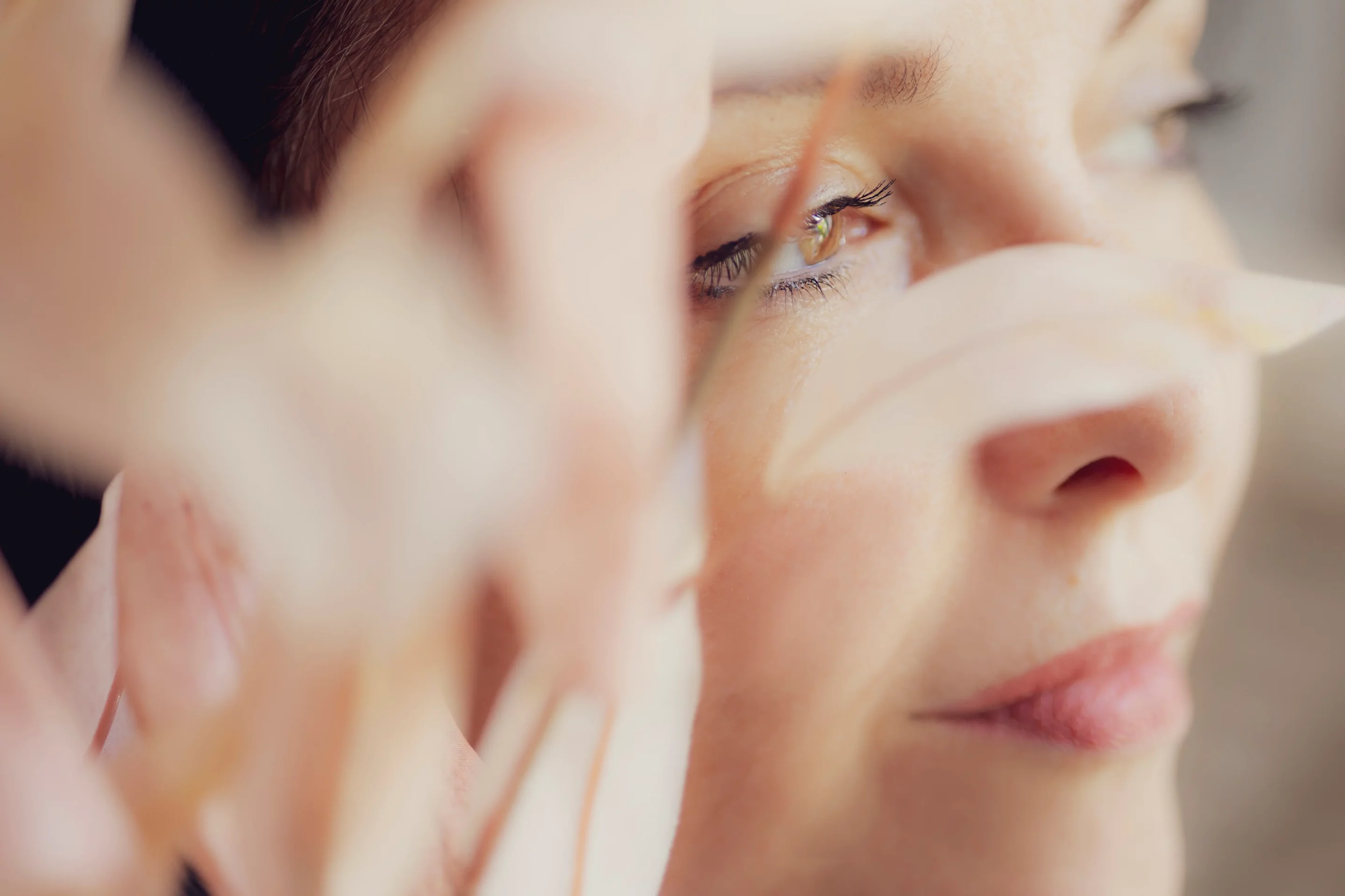 photographie-boudoir-monaco gros plan d'un visage de femme avec un fleur en boudoir sandra-alvoet-photographe