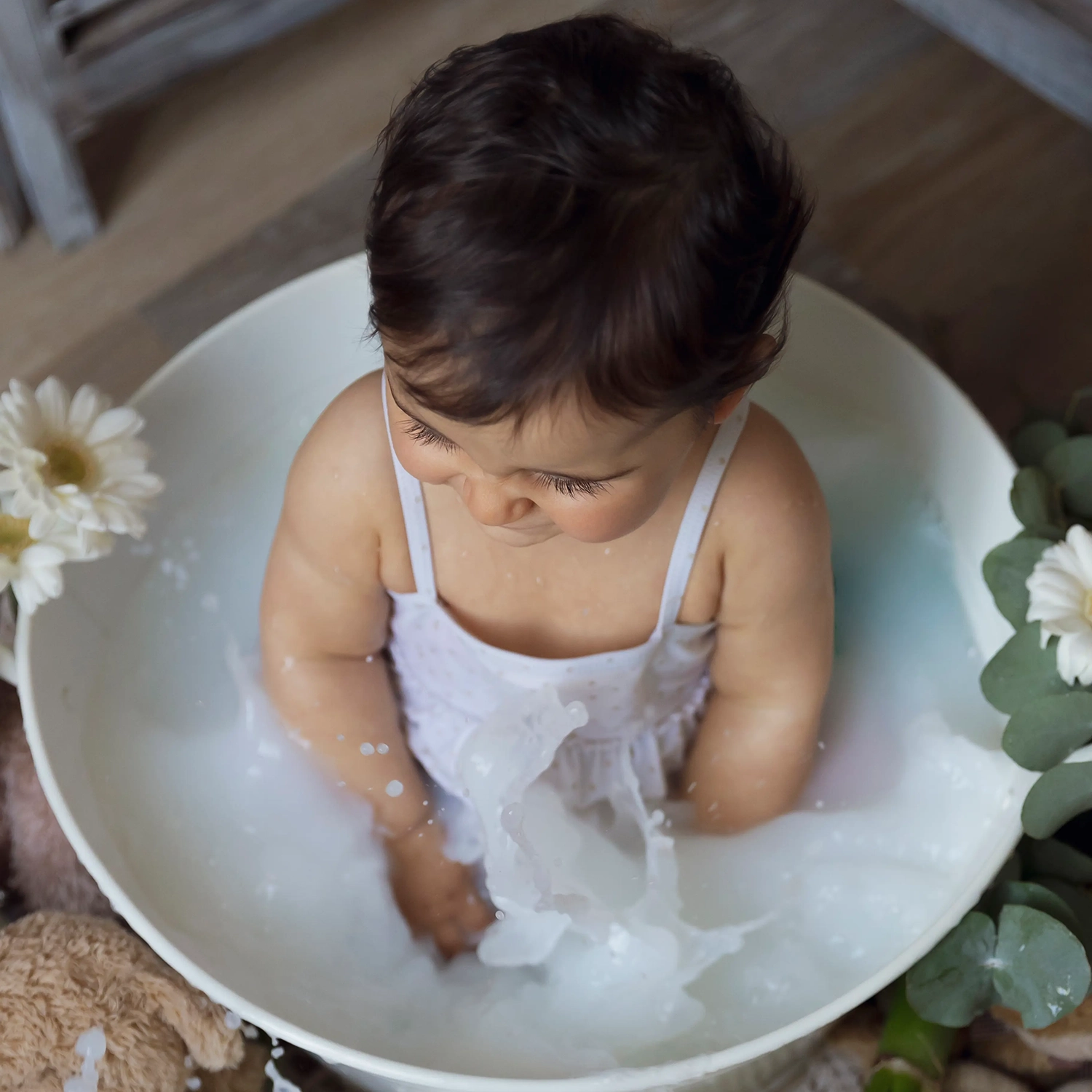 vue plongeant d'un bébé dans son bain de lait sandra-alvoet-photographe