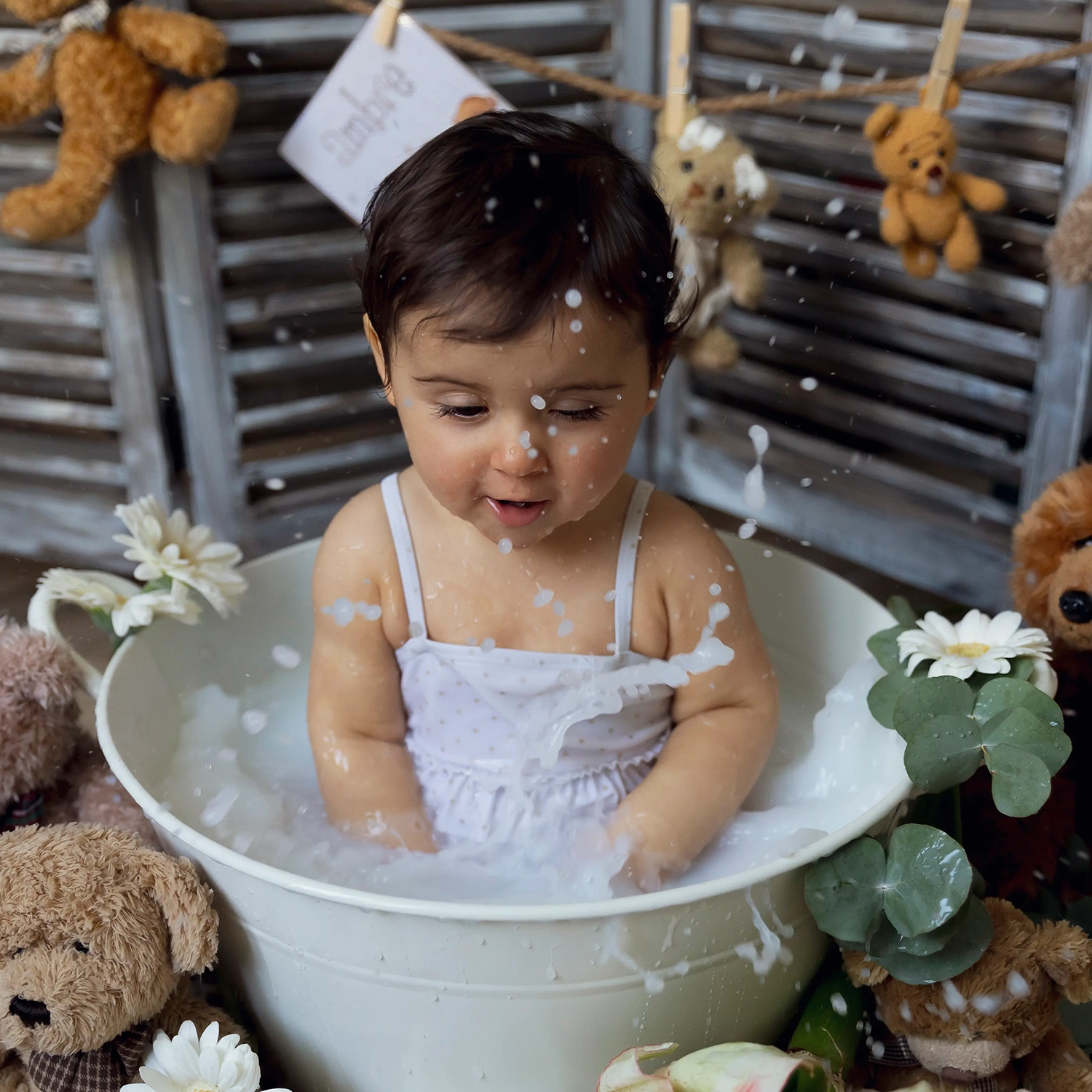 photo d'un bébé dans son bain de lait au studio photo sandra-alvoet-photographe