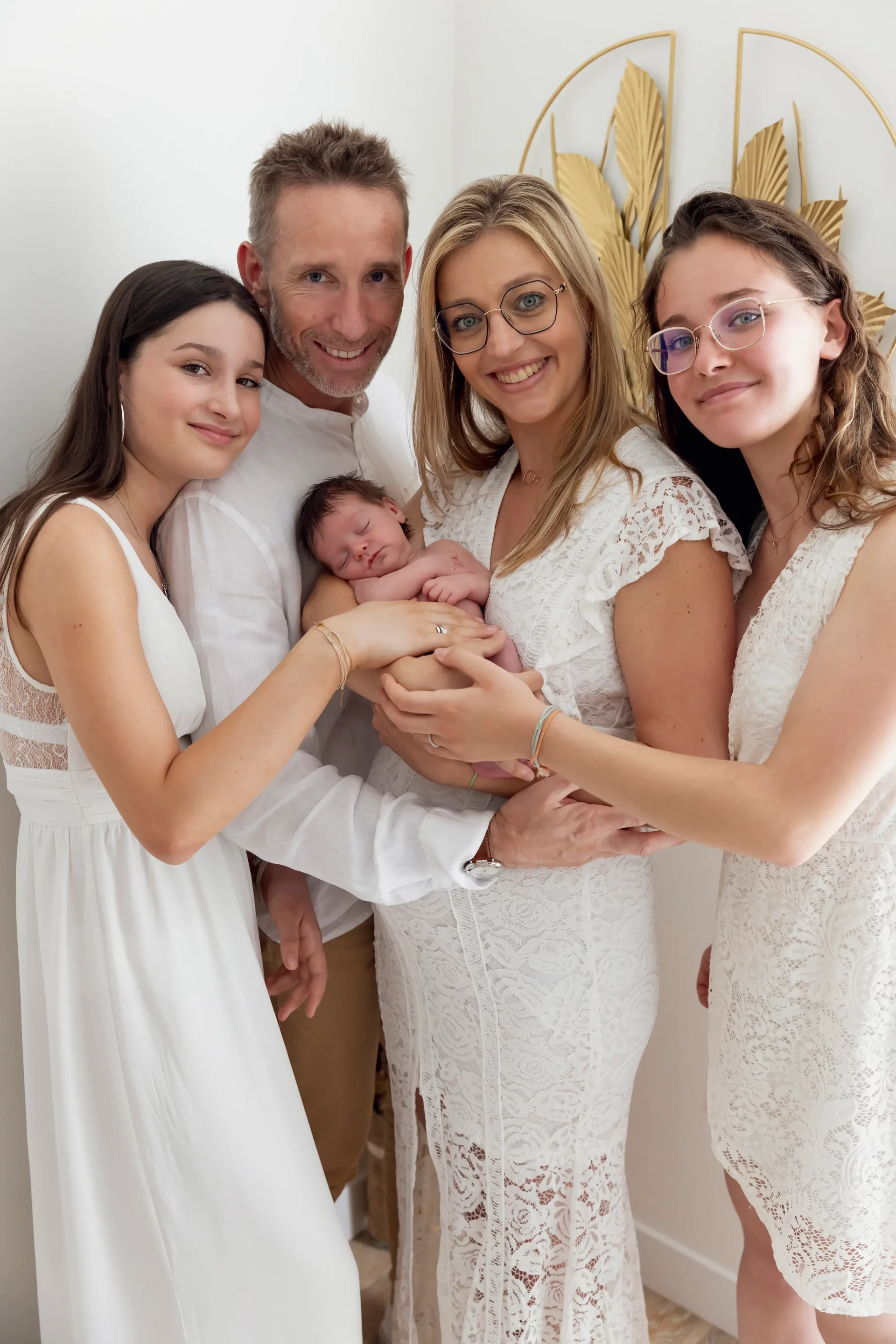 photo de famille avec un nouveau né, les parents et deux grandes sœurs. sandra-alvoet-photographe