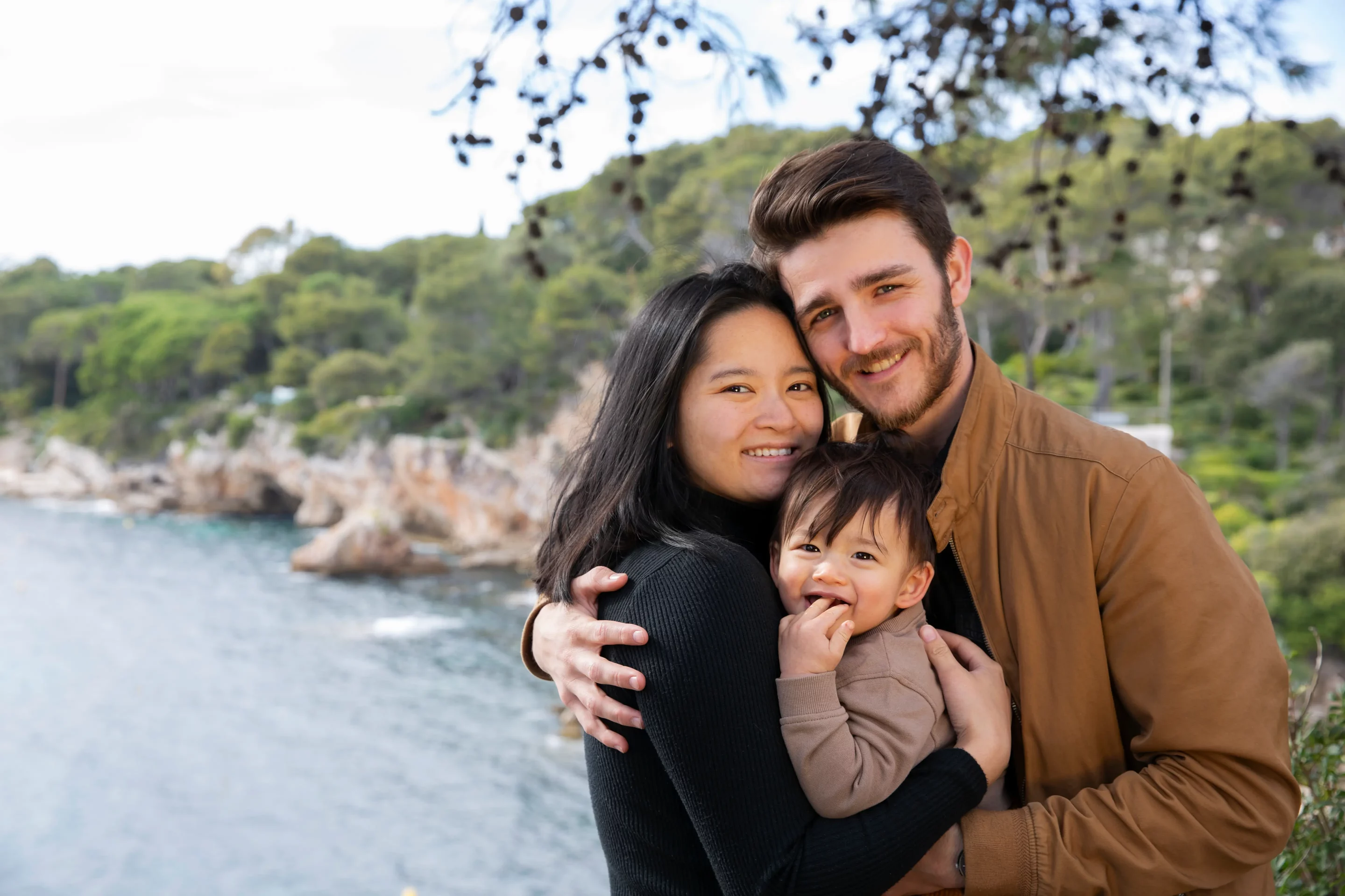 photographe-famille-cap-antibes photo de famille au cap d'antibes, un couple avec un petit garçon sandra-alvoet-photographe