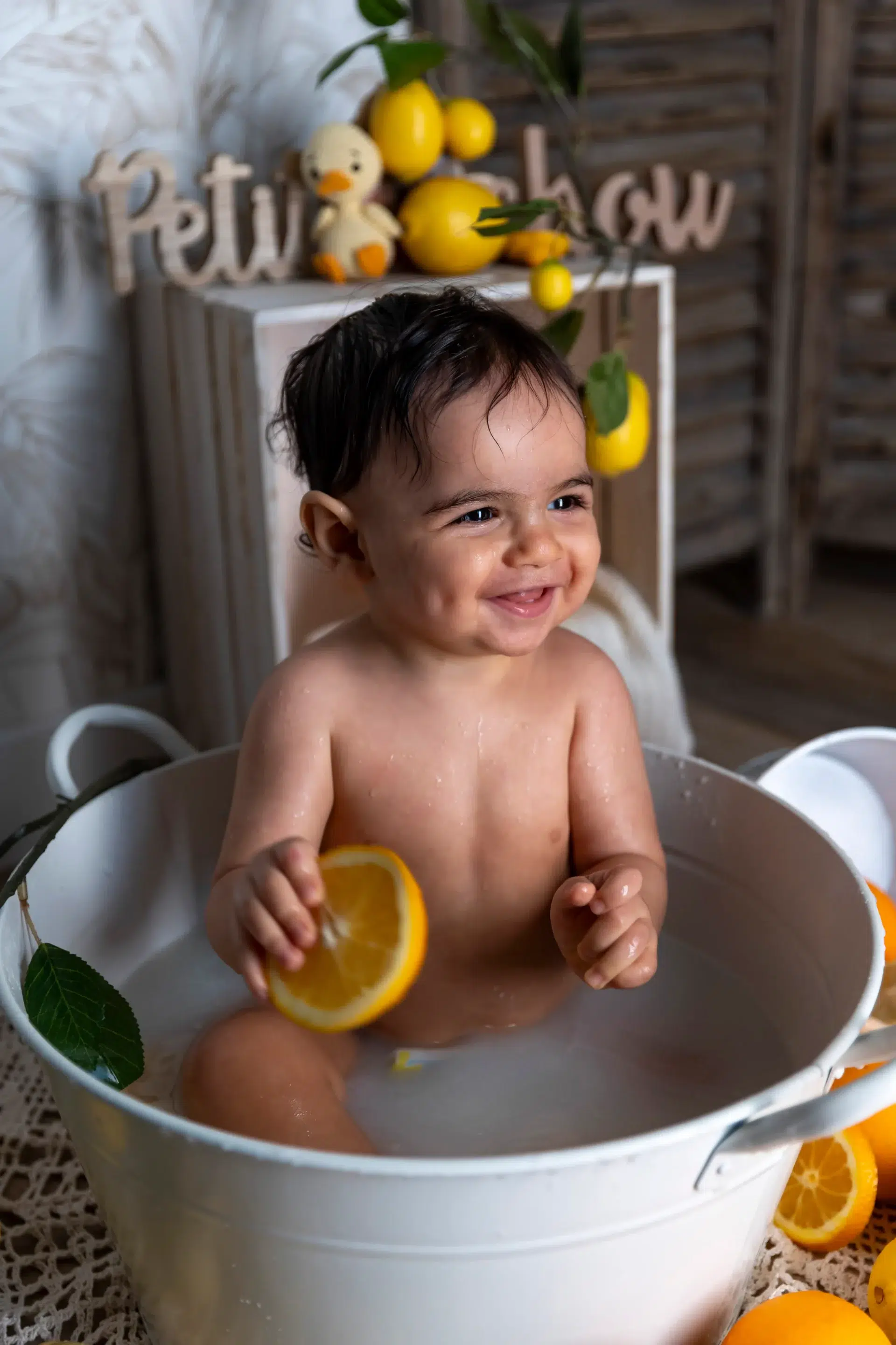 photo bain de lait d'un petit garçon riant aux éclats