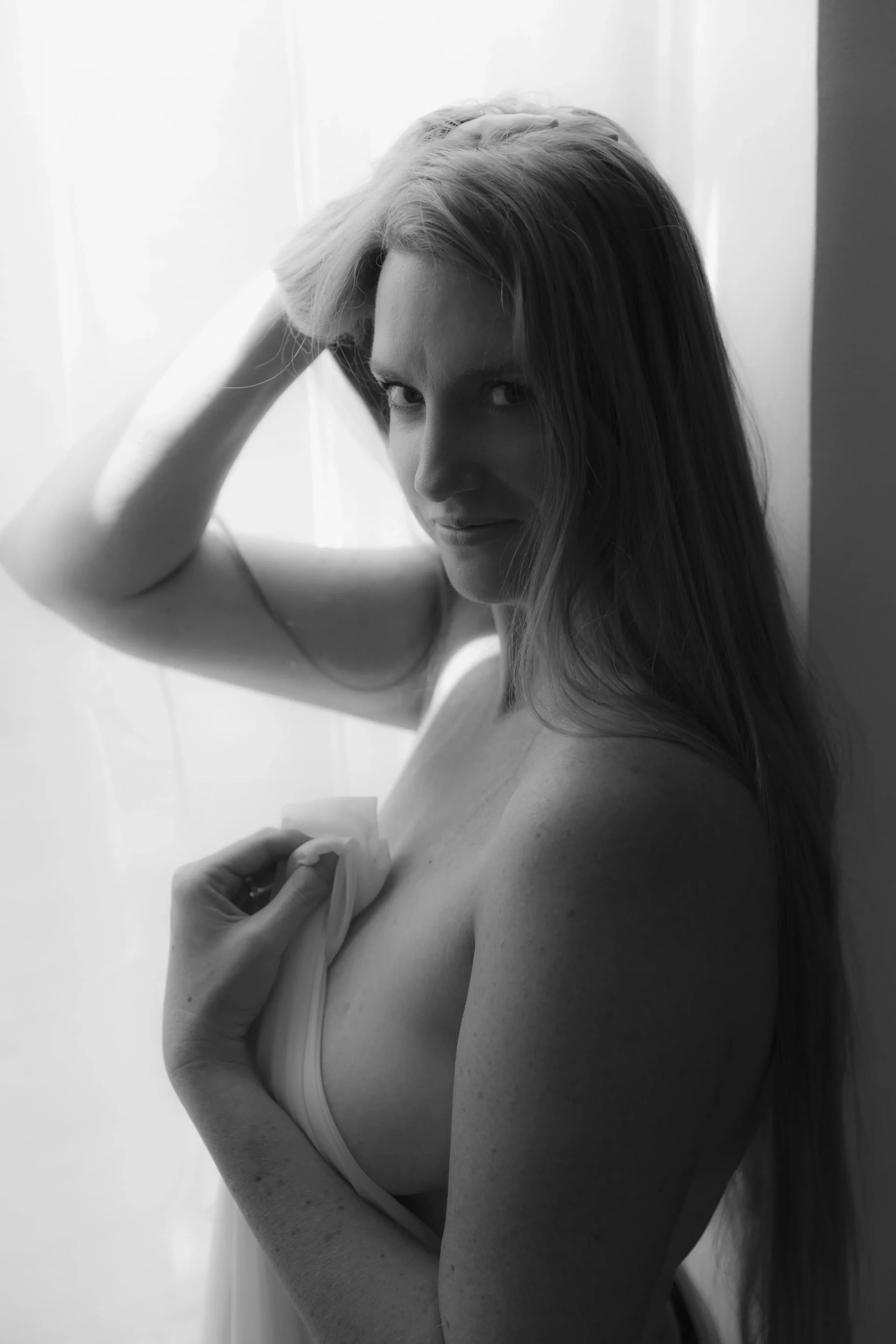 photo boudoir, femme vêtue d'un voile blanc