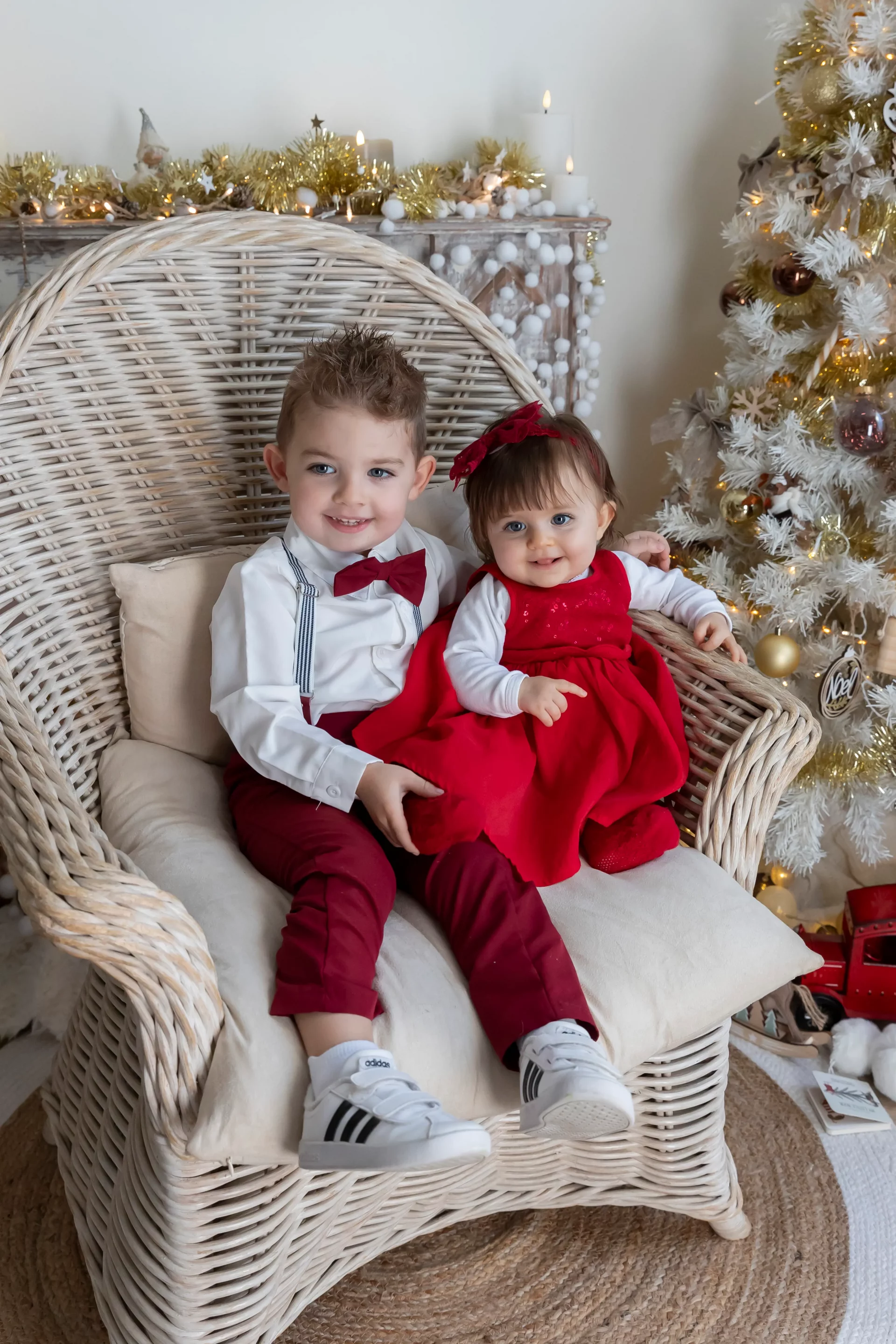 famille-photo-nice photo de noël d'un petit garçon et d'une petite fille assis dans un fauteuil en osier