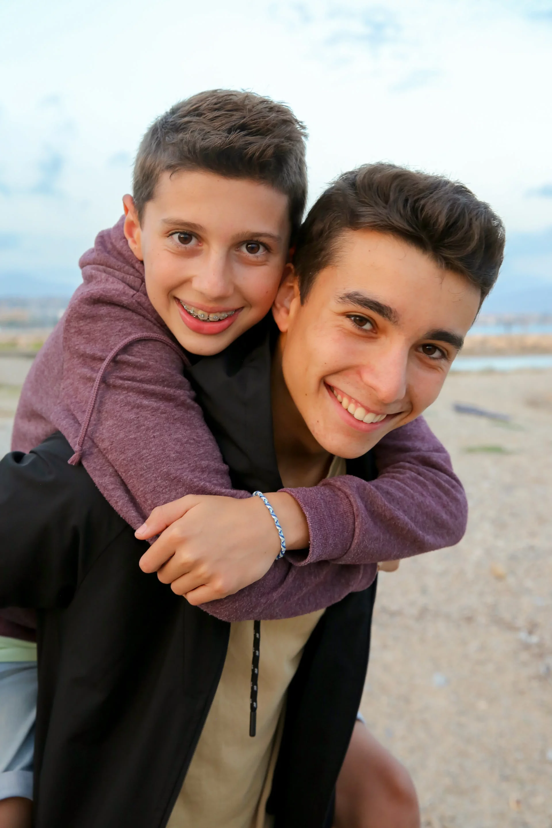 famille-photographie-frère photo de famille, de deux jeunes garçons, l'un portant l'autre sur son dos