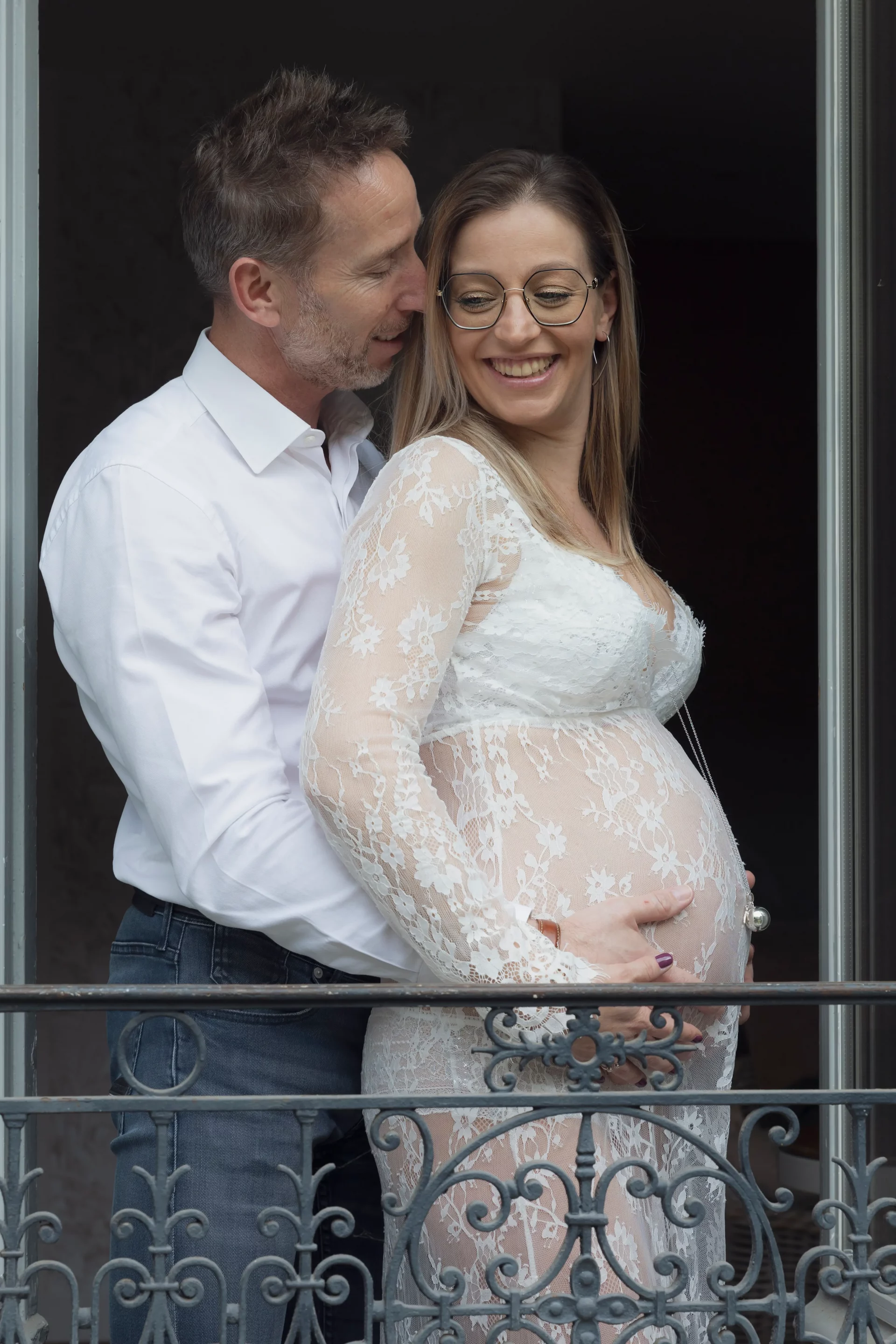 femme-enceinte-photo-studio photo de grossesse d'un couple enlacé à la fenêtre