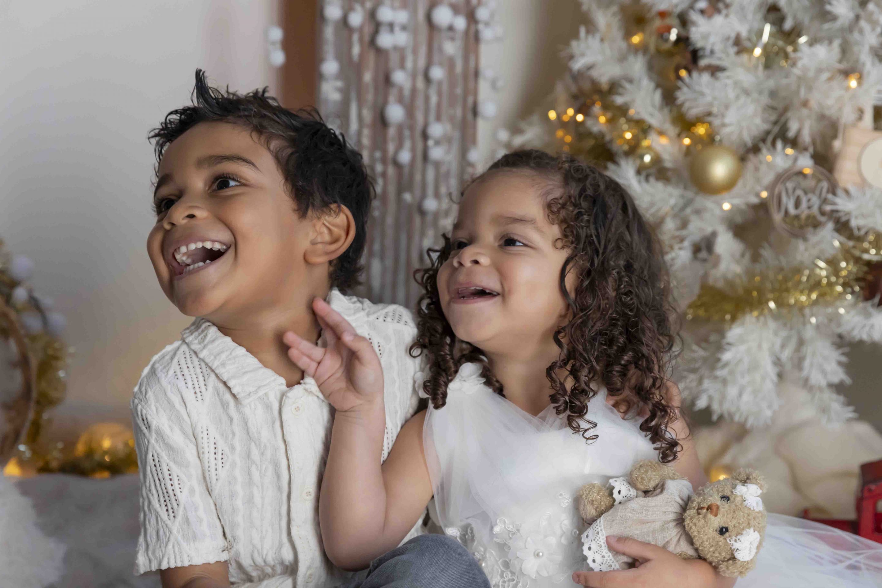 nice-photographie-famille photo de deux jeunes frères et sœurs riant aux éclats
