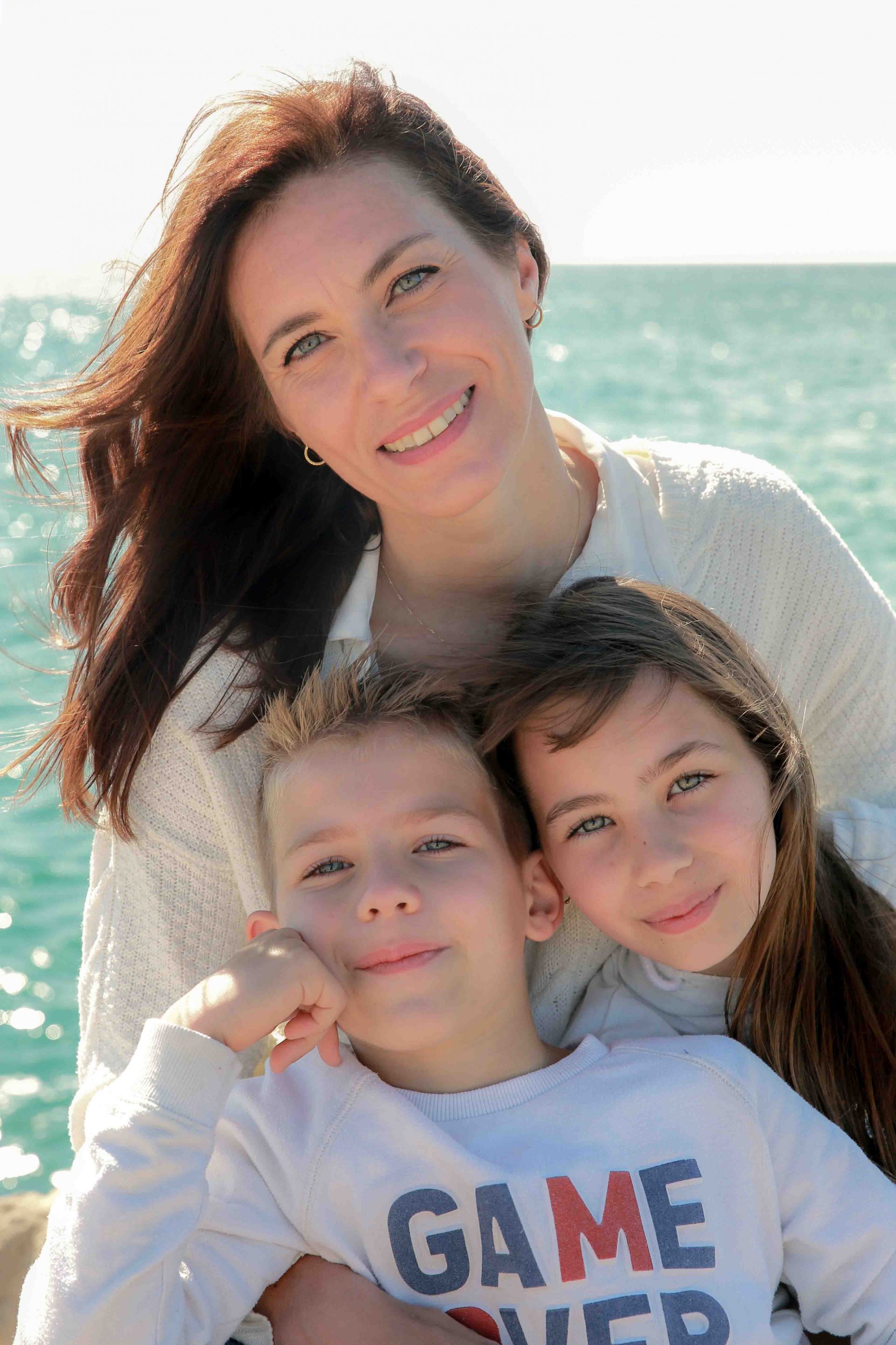 photo de famille, une maman et ses deux enfants