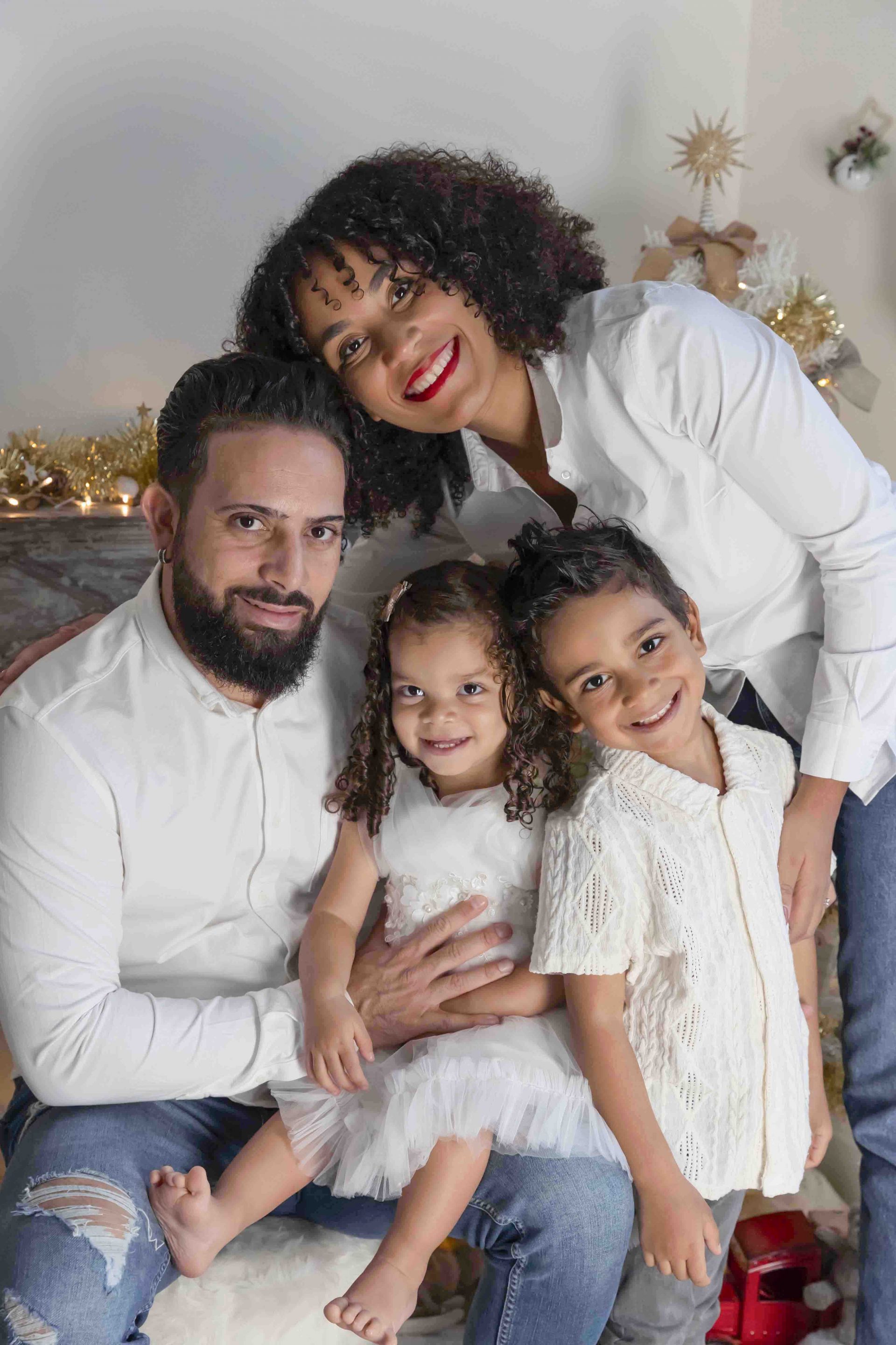 photo-famille-studio-nice) photo de famille de 4 personnes faite dans un studio photo pour noël