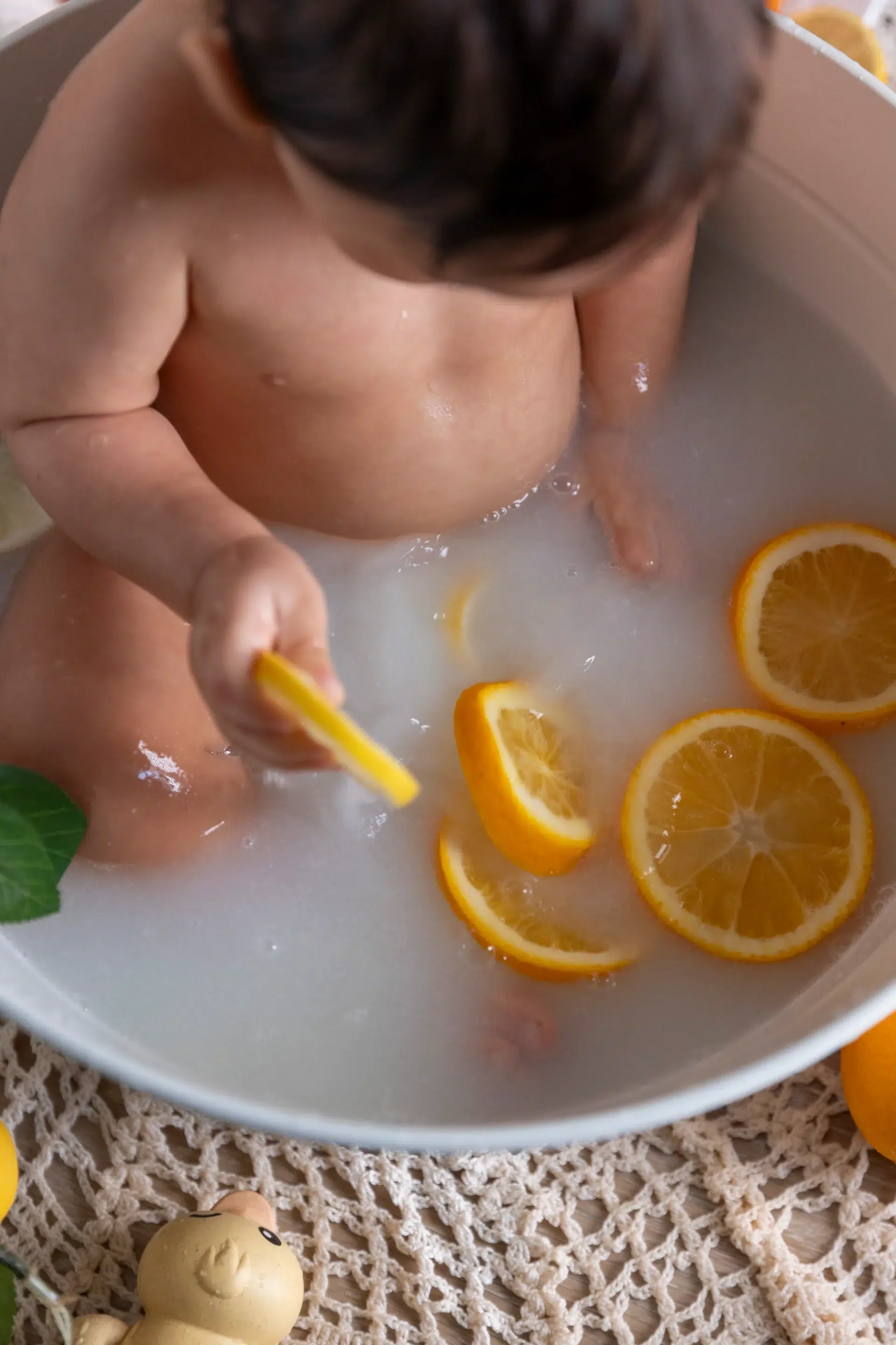 photo bain de lait en gros plan sur les oranges dans le bain