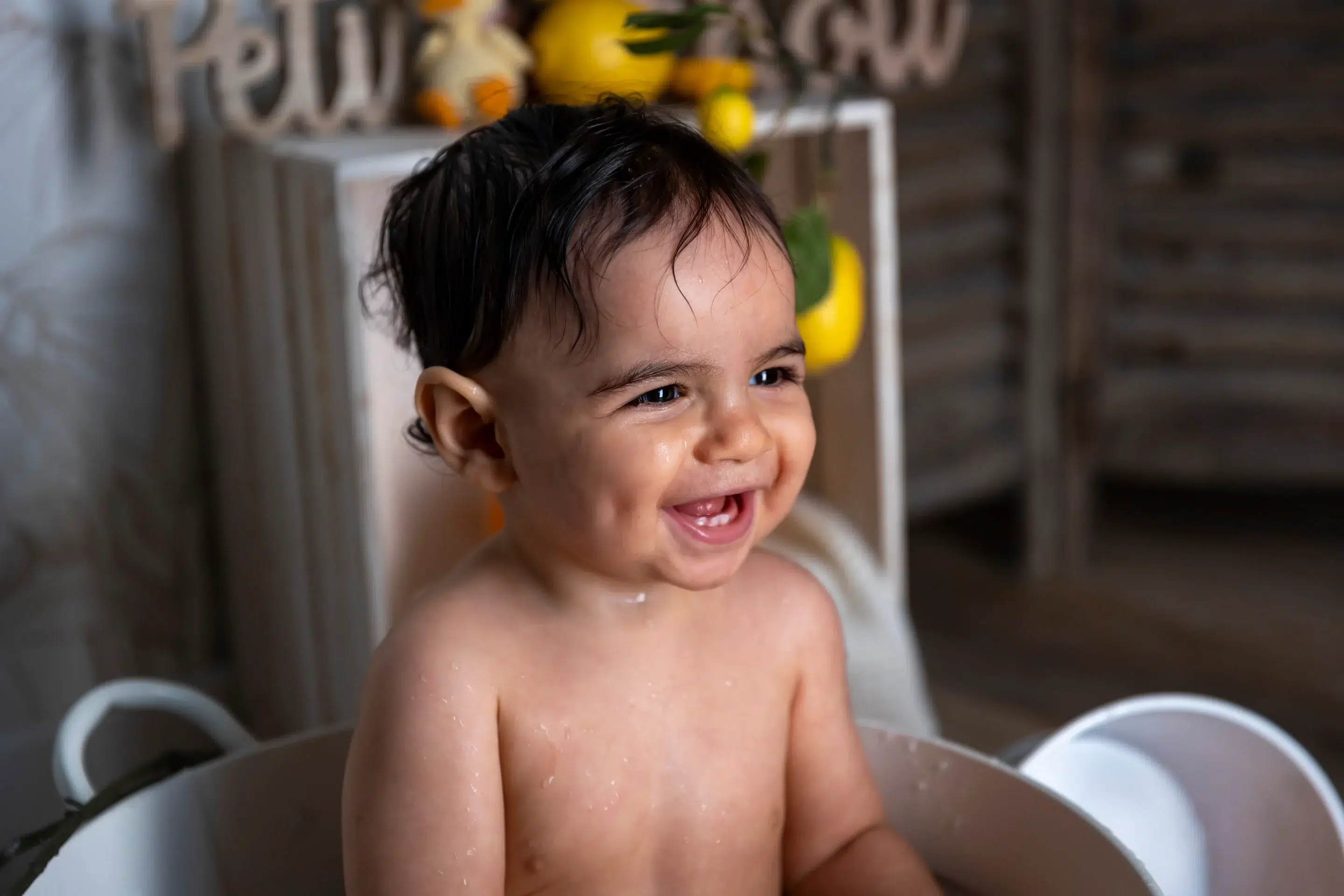 photographie-bain-de-lait-nice-studio photo de bain de lait d'un bébé qui rit aux éclats