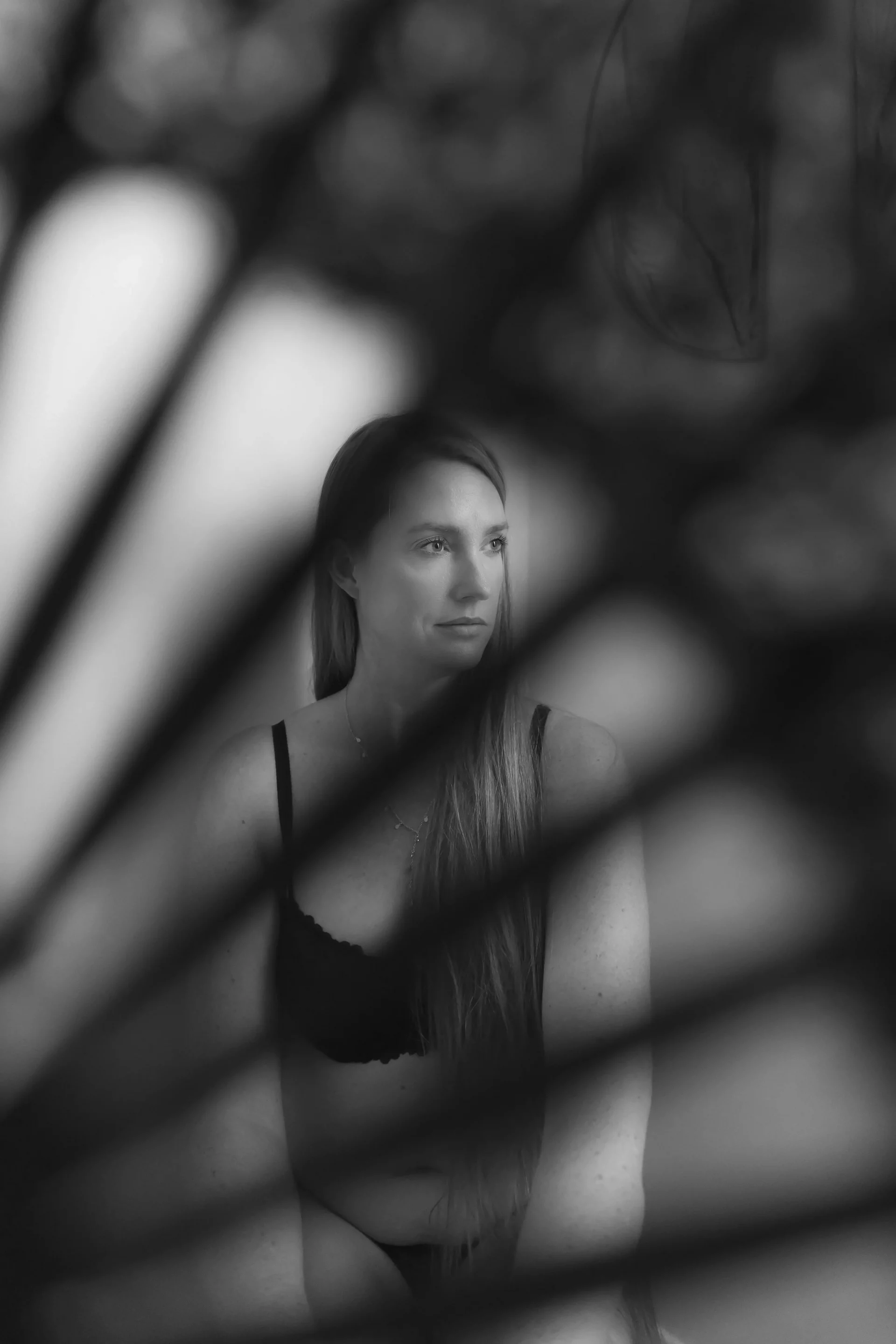 photographie-femme-boudoir photo boudoir en noir et blanc d'un femme derrière un éventail