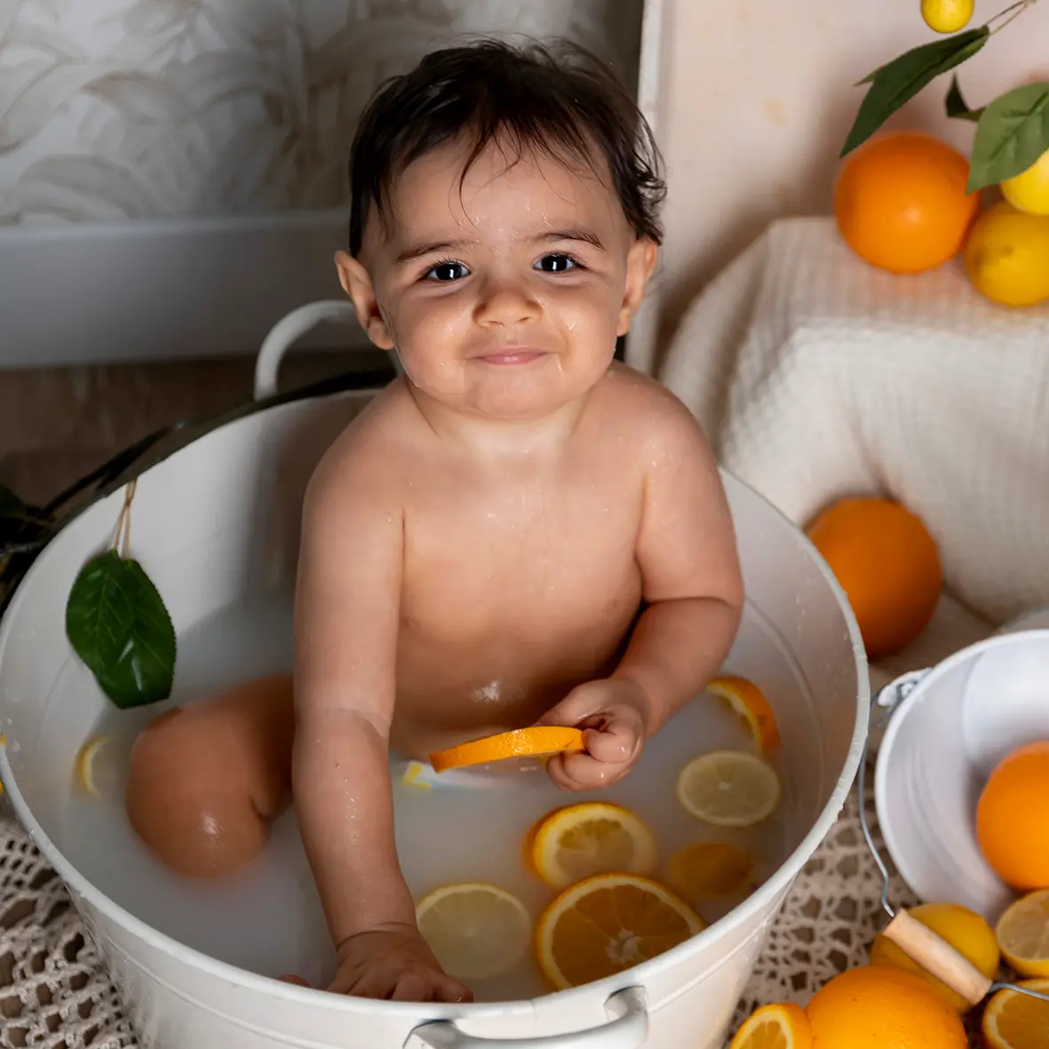 photo bain de lait d'un petit garçon entouré de citrons et oranges