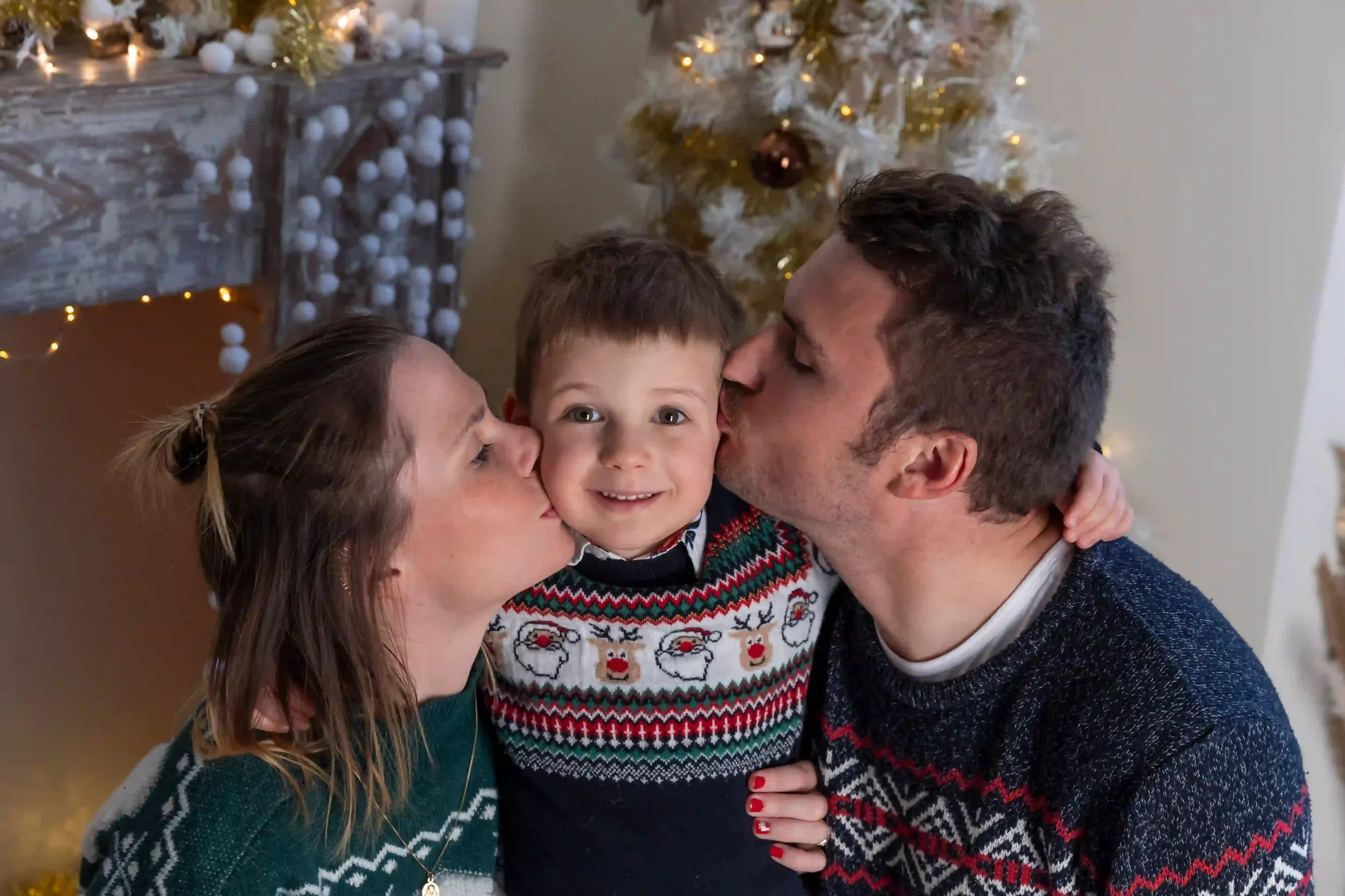 famille-nice-photo-studio photo de famille d'un couple qui embrasse leur fils sur chaque joues