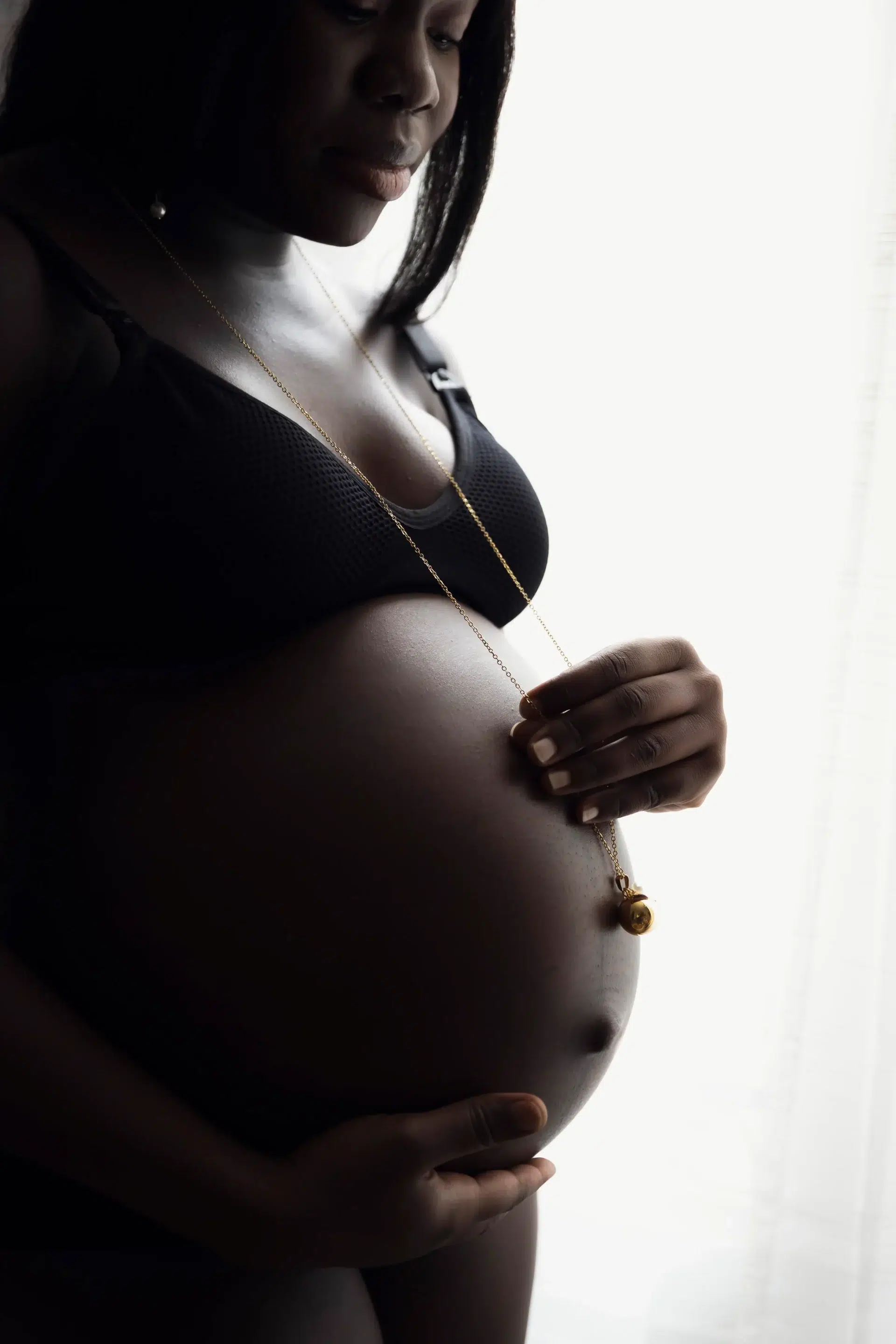 photo de grossesse, gros plan sur le ventre de la maman qui tient son bola