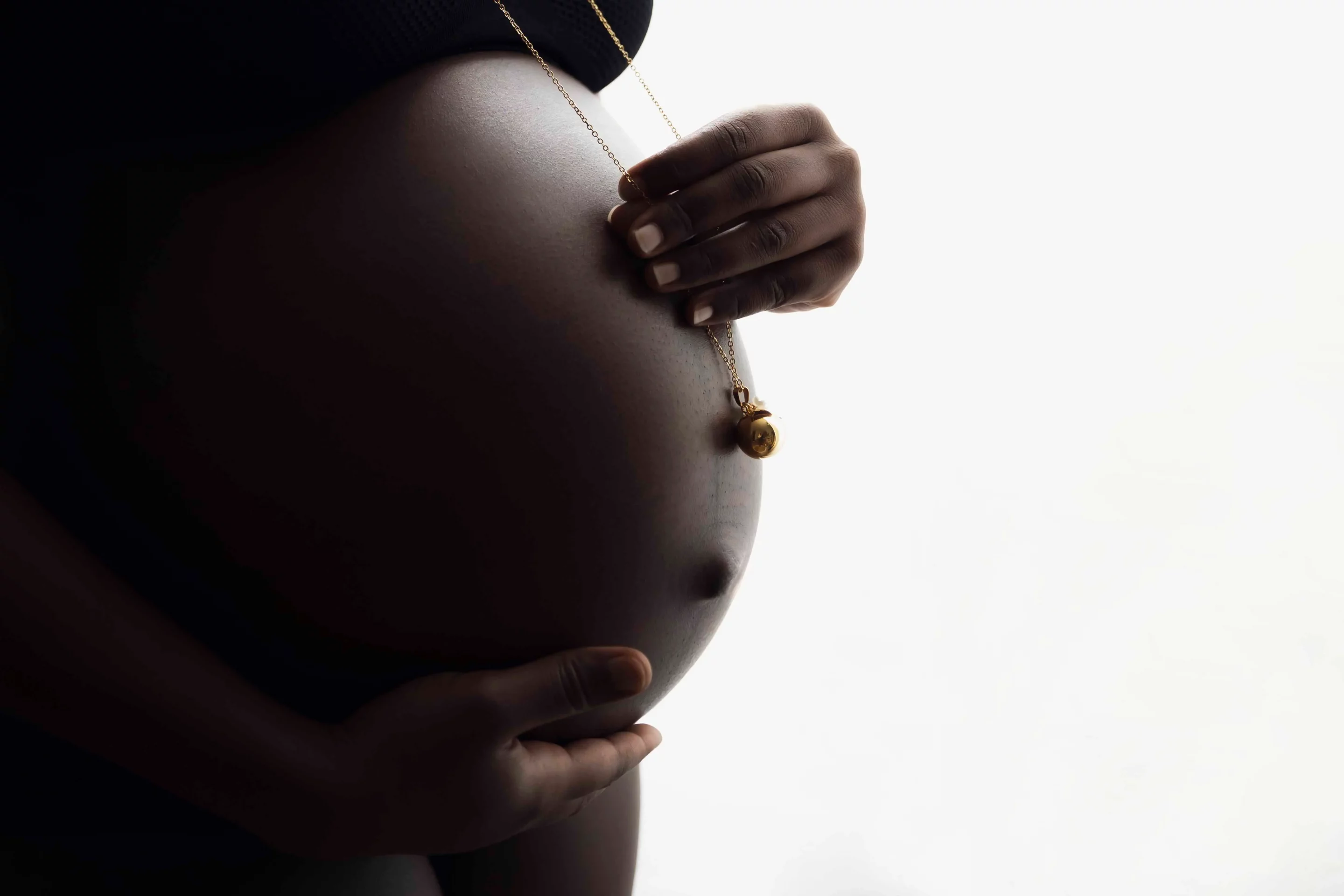 photo de grossesse, gros plan sur le bola et le ventre de la maman