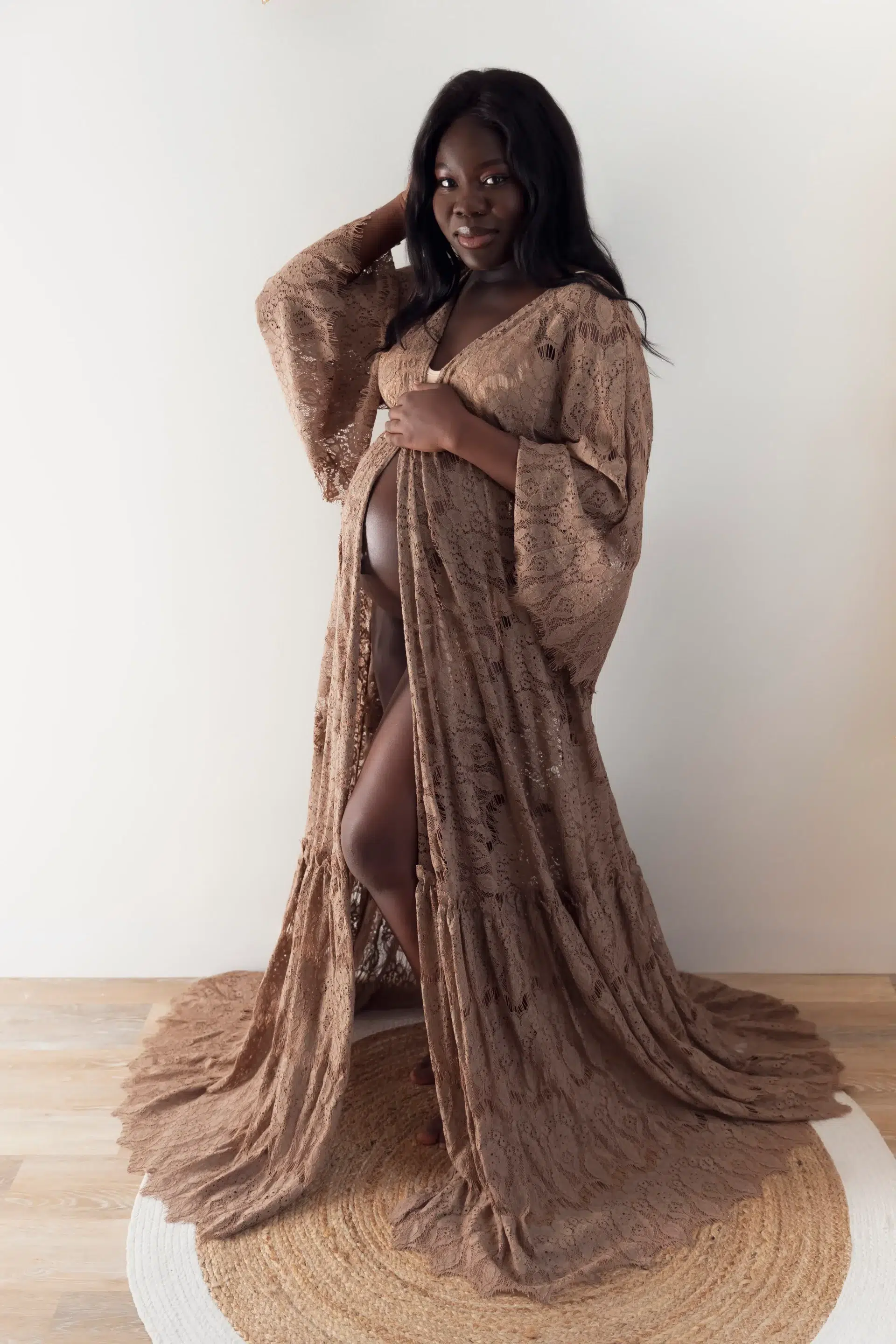 photo de grossesse d'une femme portant une robe en dentelle marron