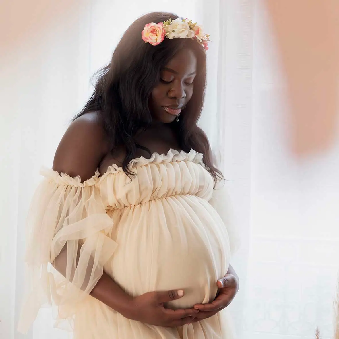 photo de grossesse d'une femme qui tient son ventre