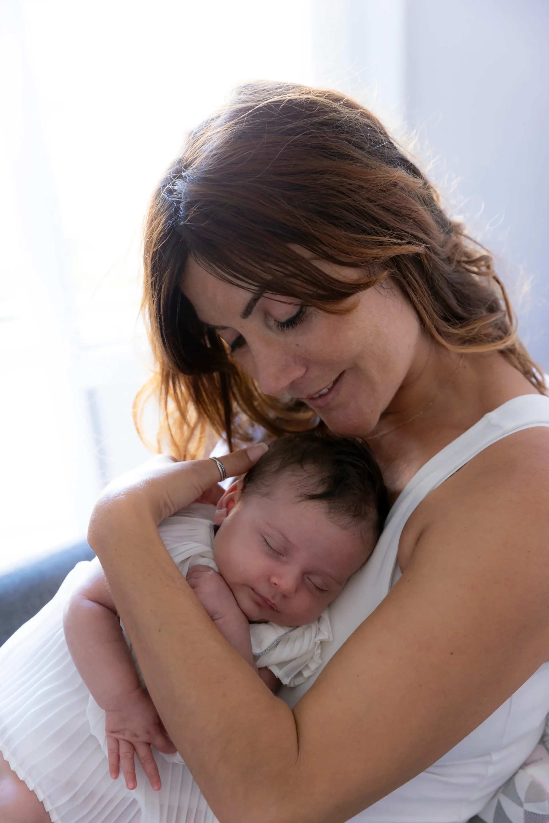photo de naissance d'une maman avec son bébé enlacés