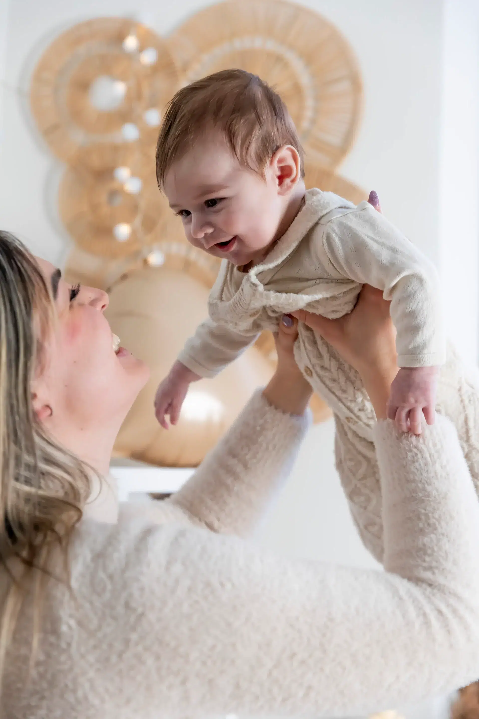 photo de bébé, d'une mère qui soulève son bébé, riant aux éclats