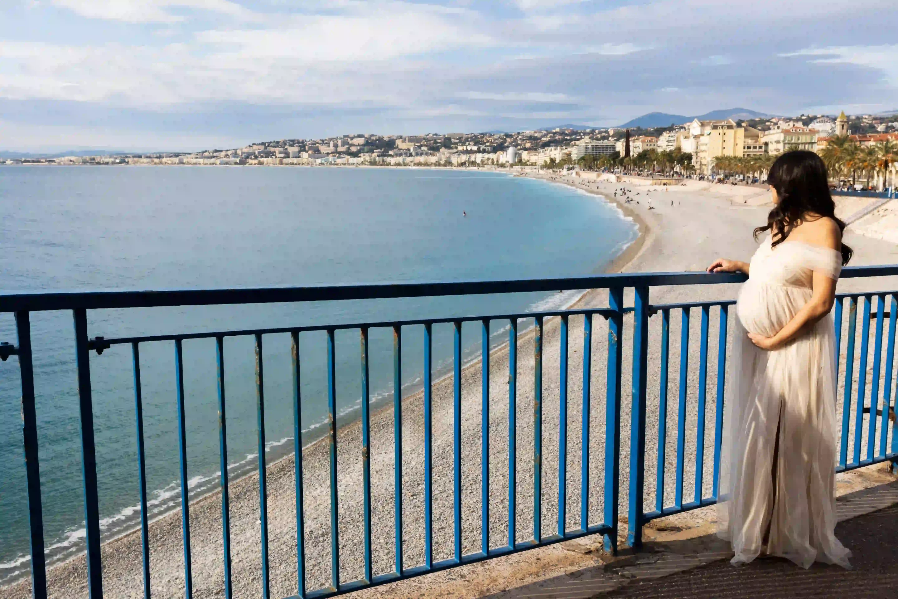 photo de grossesse d'une femme admirant la promenade des anglais à Nice