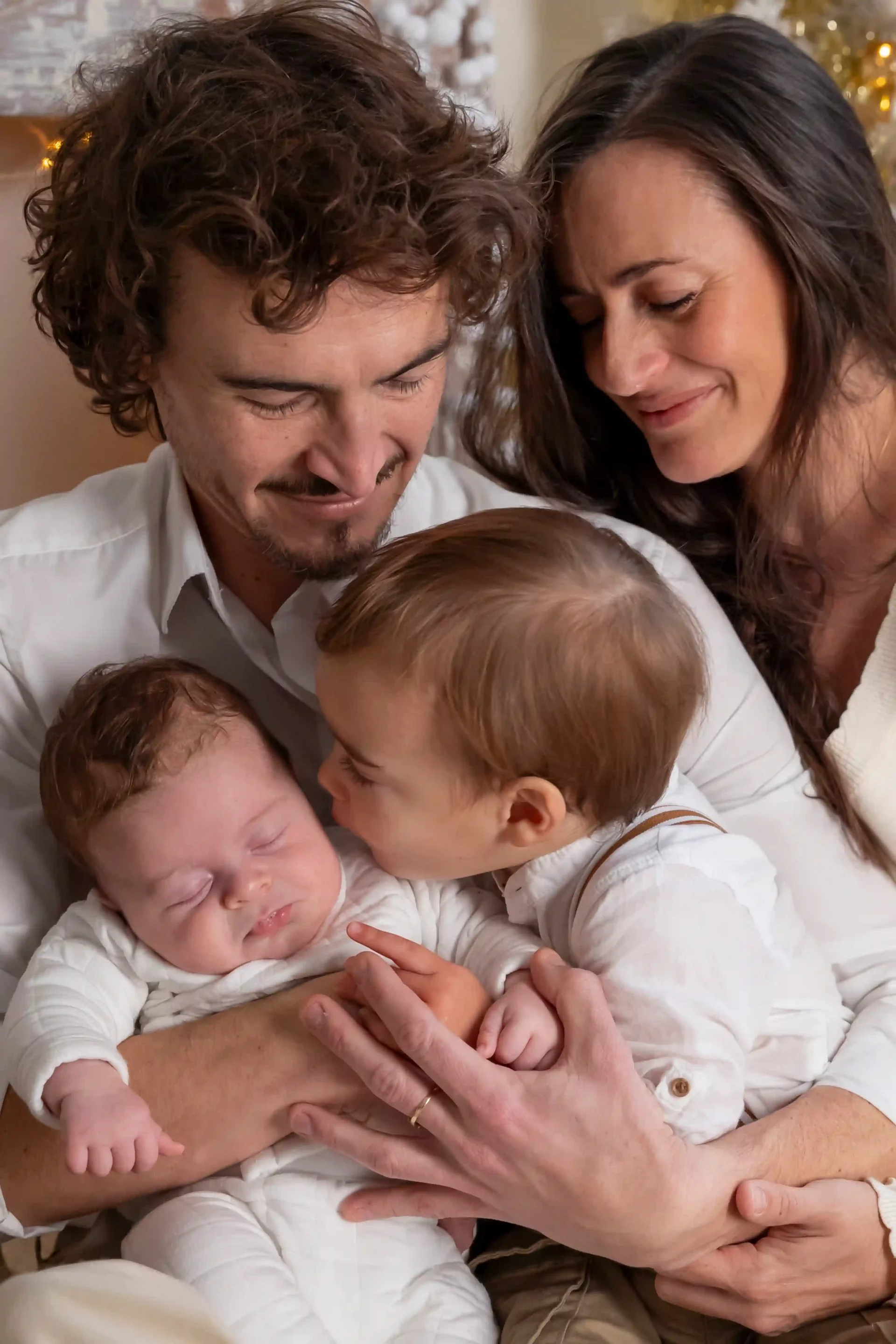 photo de naissance d'une famille qui regarde le bébé