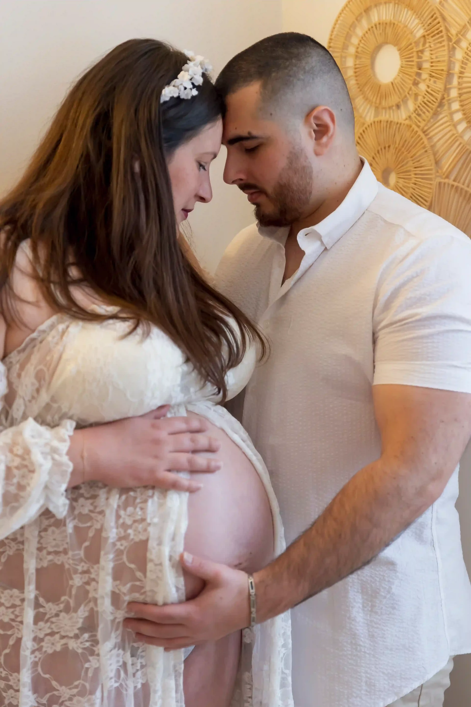 photo-de-grossesse-couple-studio photo de grossesse d'un couple front contre front avec la main sur le ventre