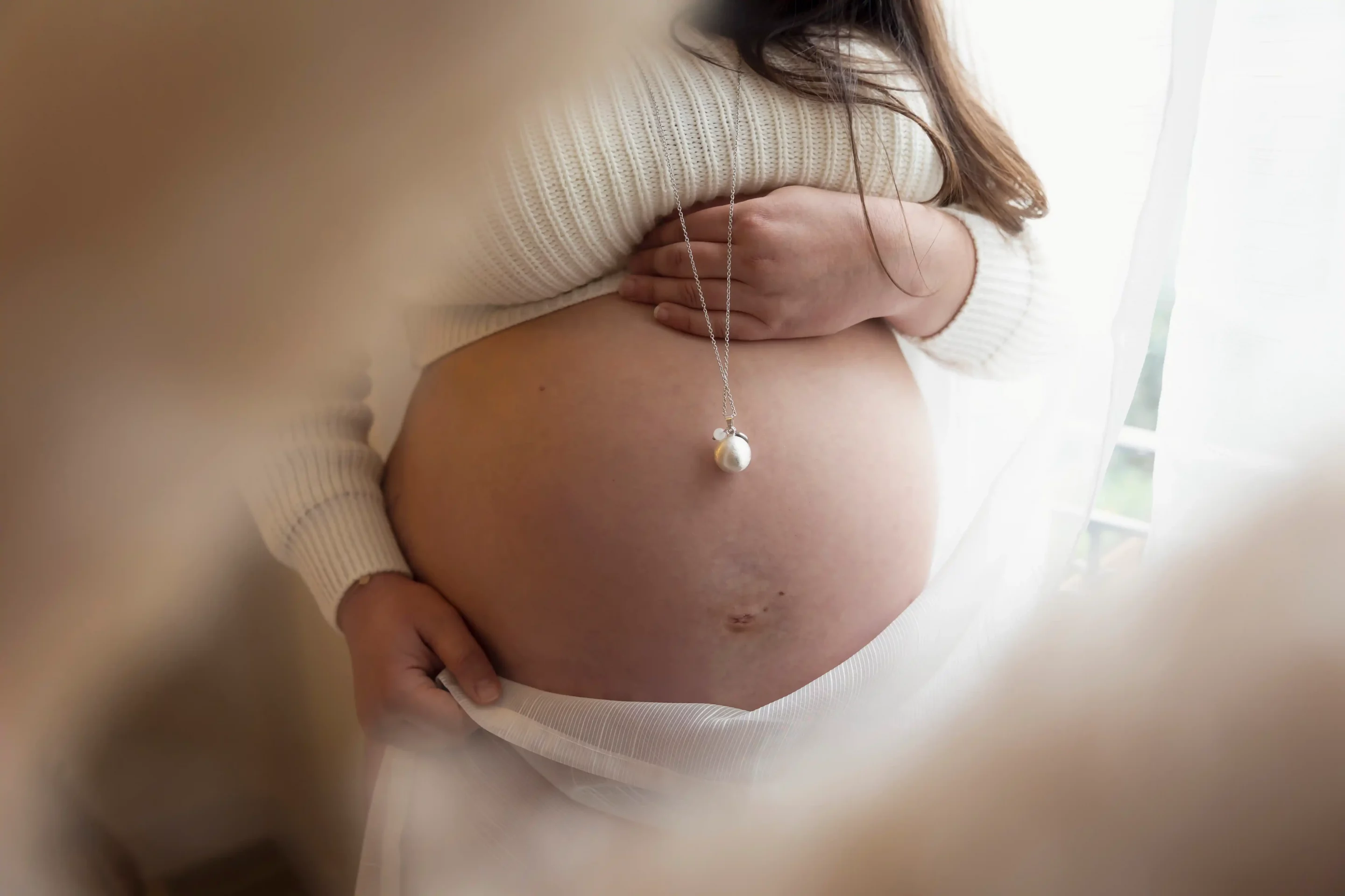 photo de grossesse gros plan sur le ventre de la maman avec son bola