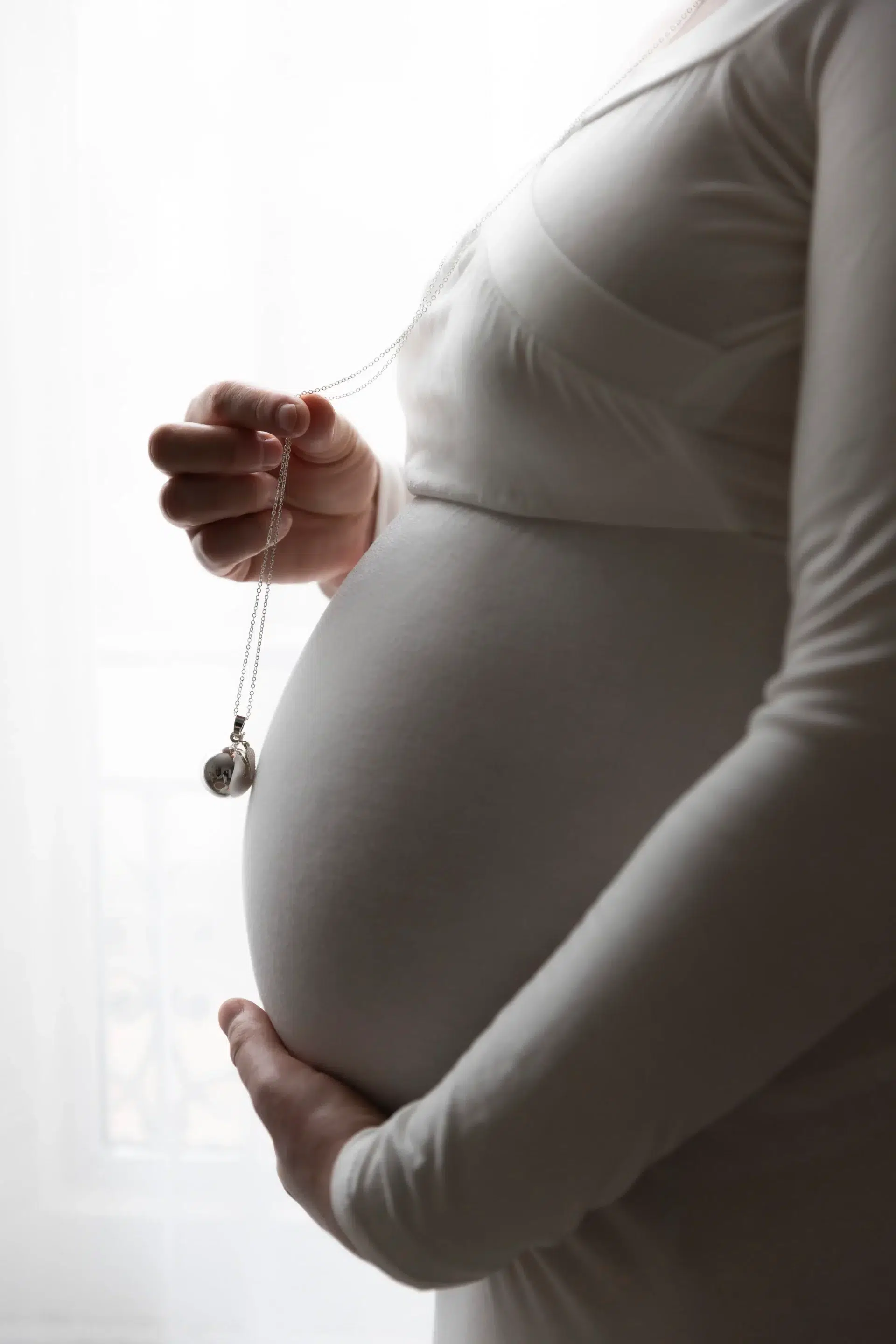 grossesse-photo-maman-nice photo de grossesse, gros plan sur le ventre de al maman, tenant son bola