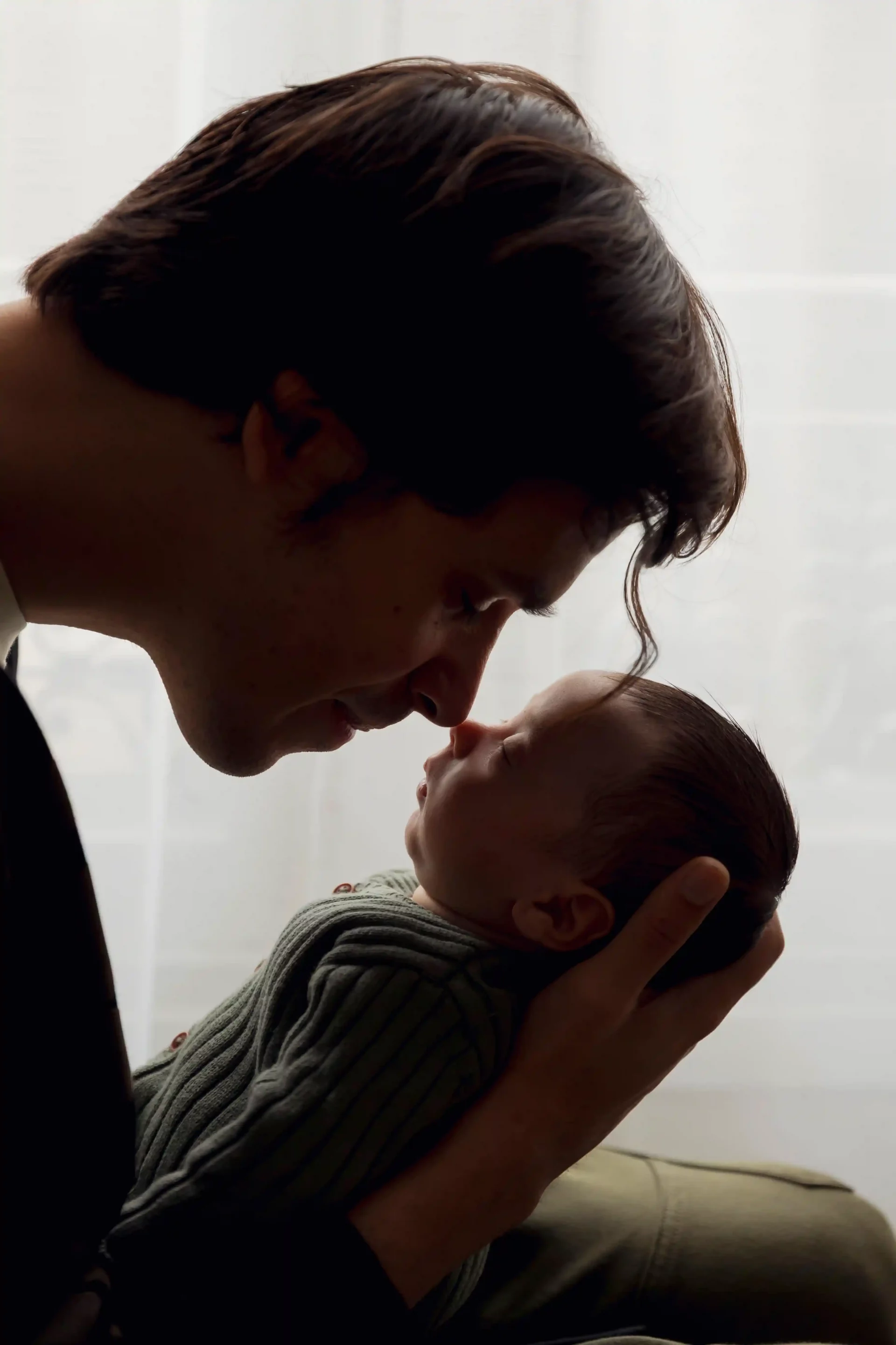 photo de naissance, d'un papa faisant le bisou esquimau à son bébé