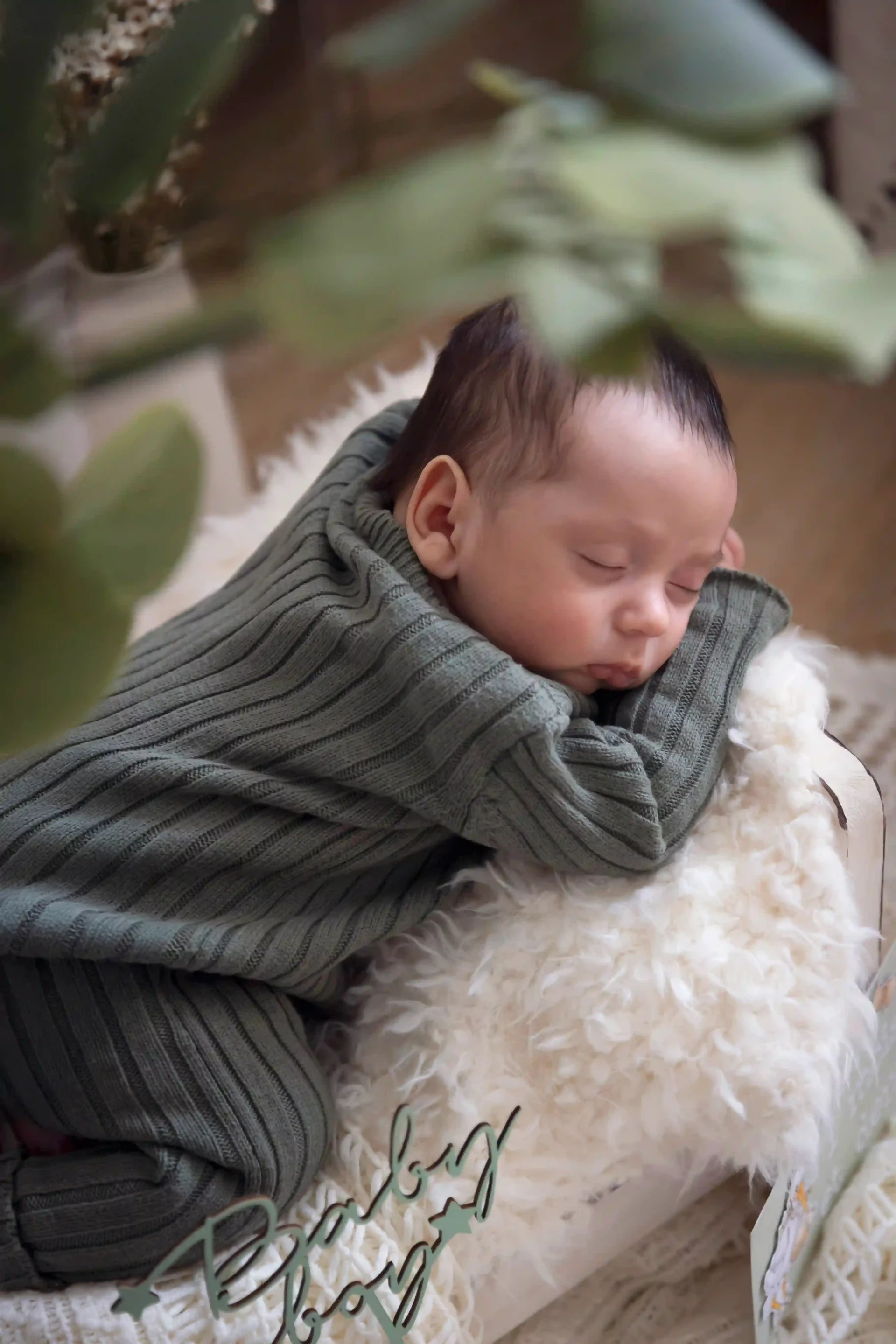 photo de naissance, bébé endormi dans un lit, vue ne plongée