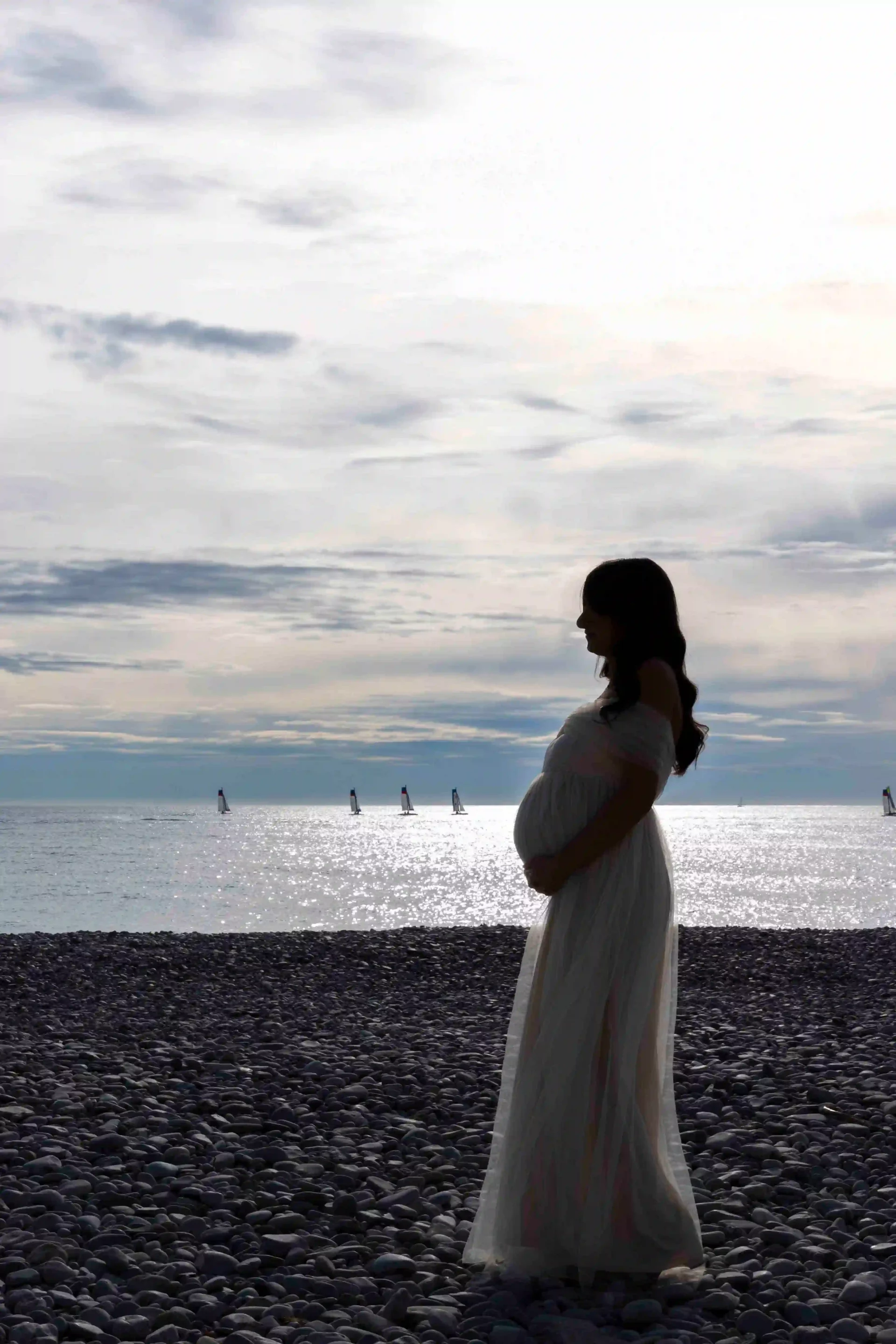 photo de grossesse d'une ombre de femme sur la plage de Nice